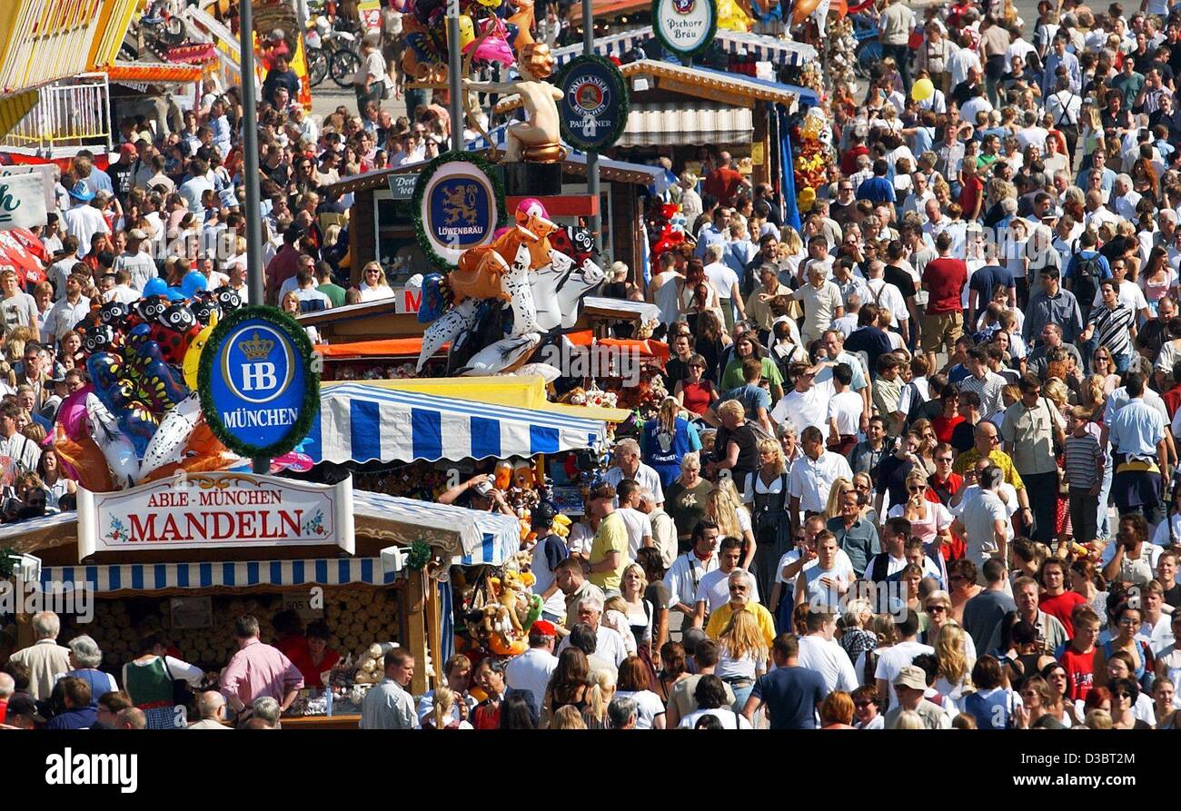 (Dpa) - drängen sich Tausende von Besuchern auf dem Oktober Fest in München, 20. September 2003. Eine halbe million Würstchen sind bereit für den Grill, sozusagen eine geschätzte 4 Millionen Hühner, bestimmt für den Bräter bei 15 riesige Zelte unter dem Oktoberfest Nachtschwärmer, beim Anhören Band Mus feiern werden Stockfoto