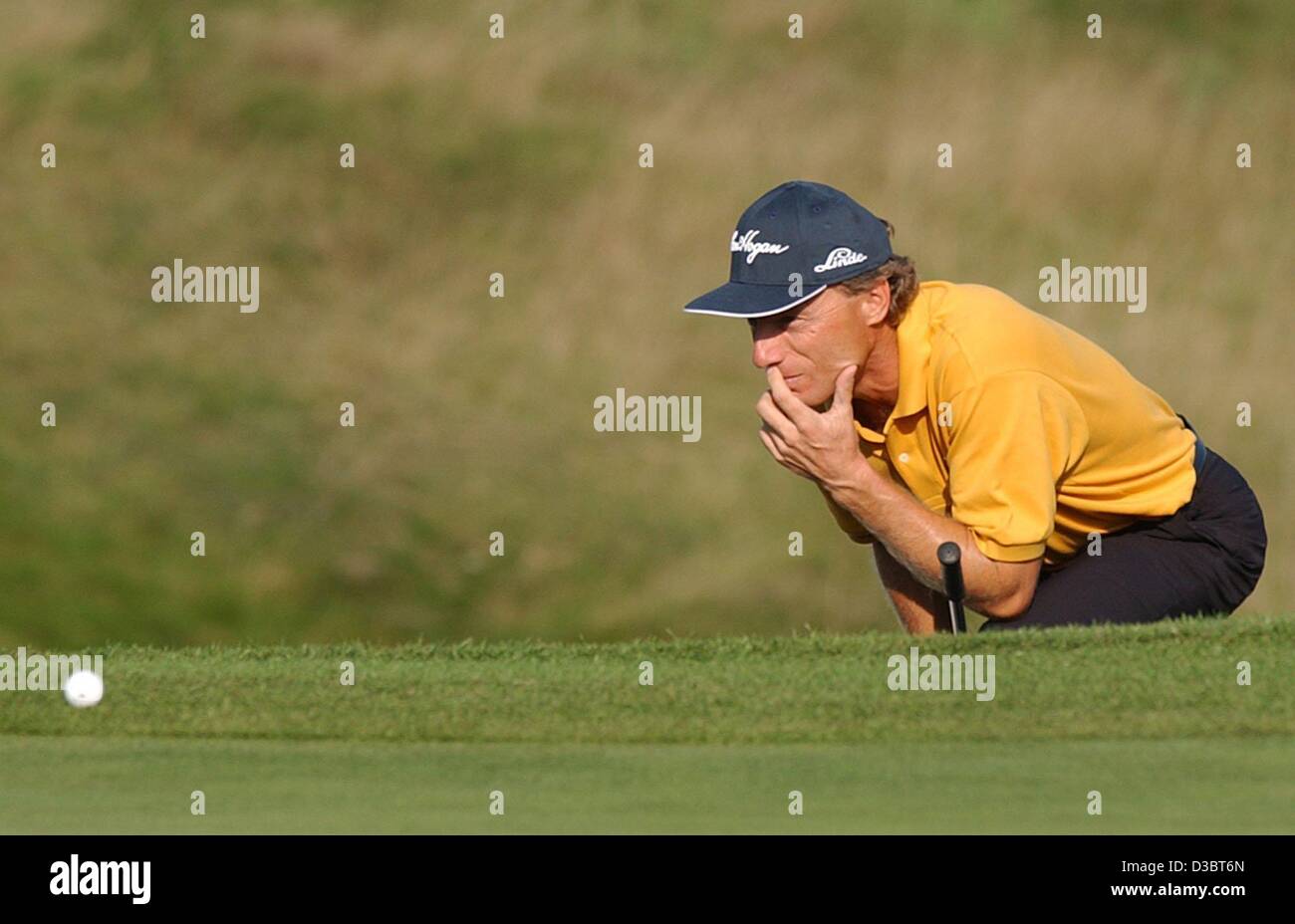 (Dpa) - konzentriert sich Golfer Bernhard Langer aus Deutschland auf seine nächsten Putt in der zweiten Runde des German Masters-Turniers in Pulheim bei Köln, Deutschland, 19. September 2003. Stockfoto