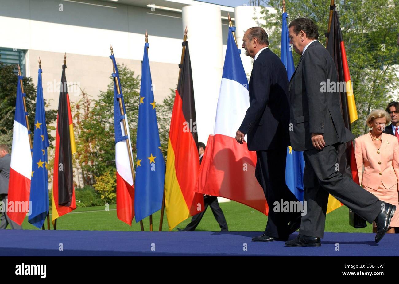 (Dpa) - German Chancellor Schroeder (SPD) (R) und der französische Präsident Jacques Chirac zu Fuß über den Garten der Kanzlei vorbei an einer Reihe von deutschen und französischen nationalen und europäischen Flaggen in Berlin, 18. September 2003. Die französischen und deutschen Regierungen begannen treffen in Berlin für Gespräche, die voraussichtlich Stockfoto