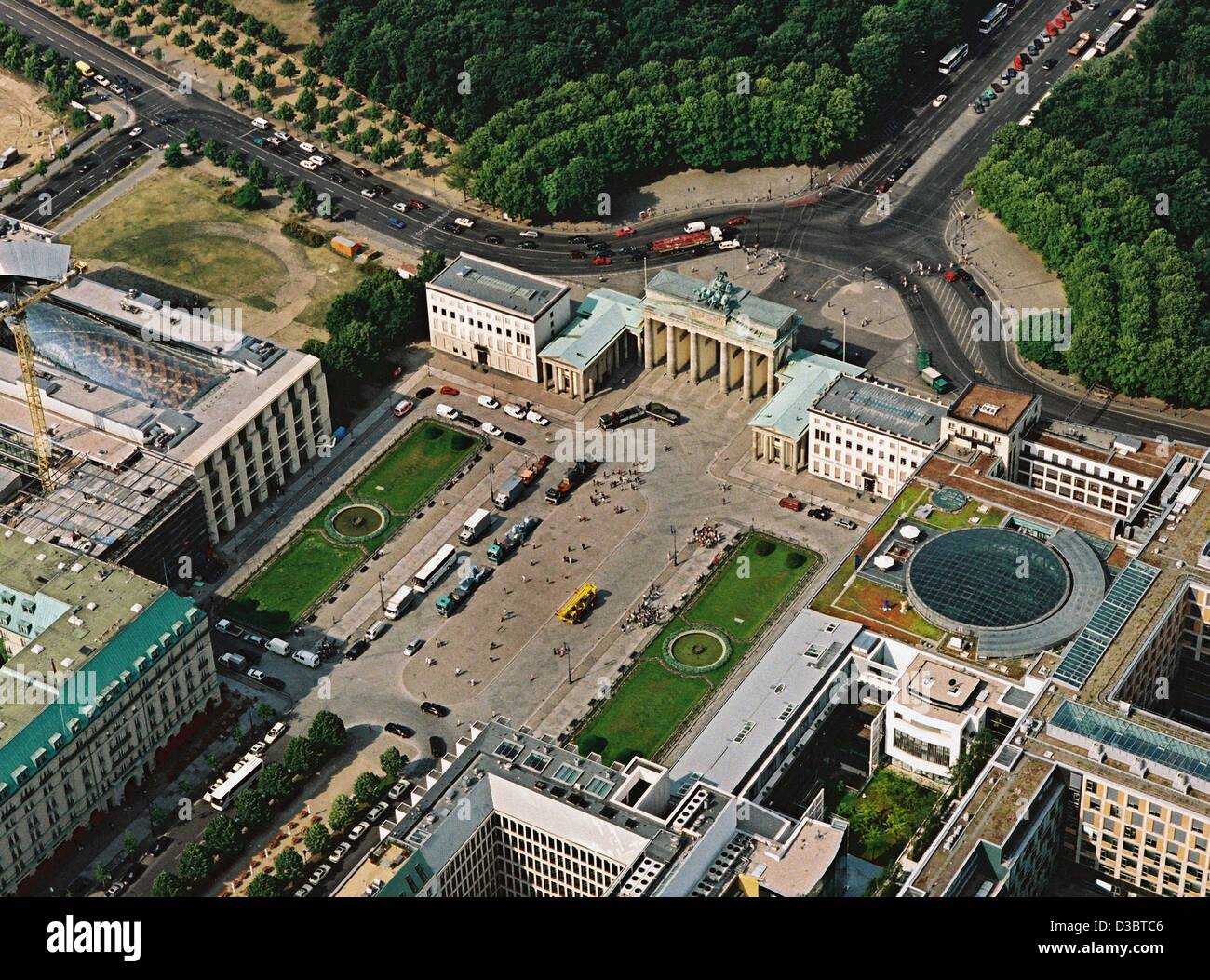 (Dpa) - ein Blick auf den Pariser Platz (Paris Quadrat) vor dem Brandenburger Tor in der Innenstadt von Berlin, 12. Juni 2003. Stockfoto