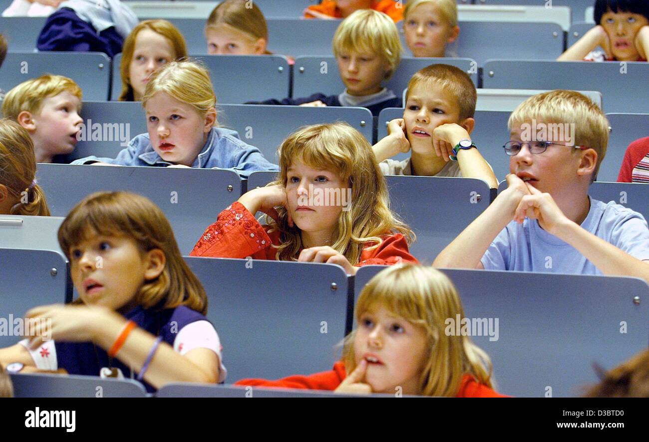 (Dpa) - die jungen und Mädchen achten Sie auf den Vortrag von Professor auf Ritter im Mittelalter, in einem Hörsaal an der Universität zu Köln, Deutschland, 15. September 2003. Ca. 200 Kinder besuchten die ersten 20 Vorlesungen für Kinder im schulpflichtigen Alter in Köln. Weitere Themen sind: "Warum Pai Stockfoto
