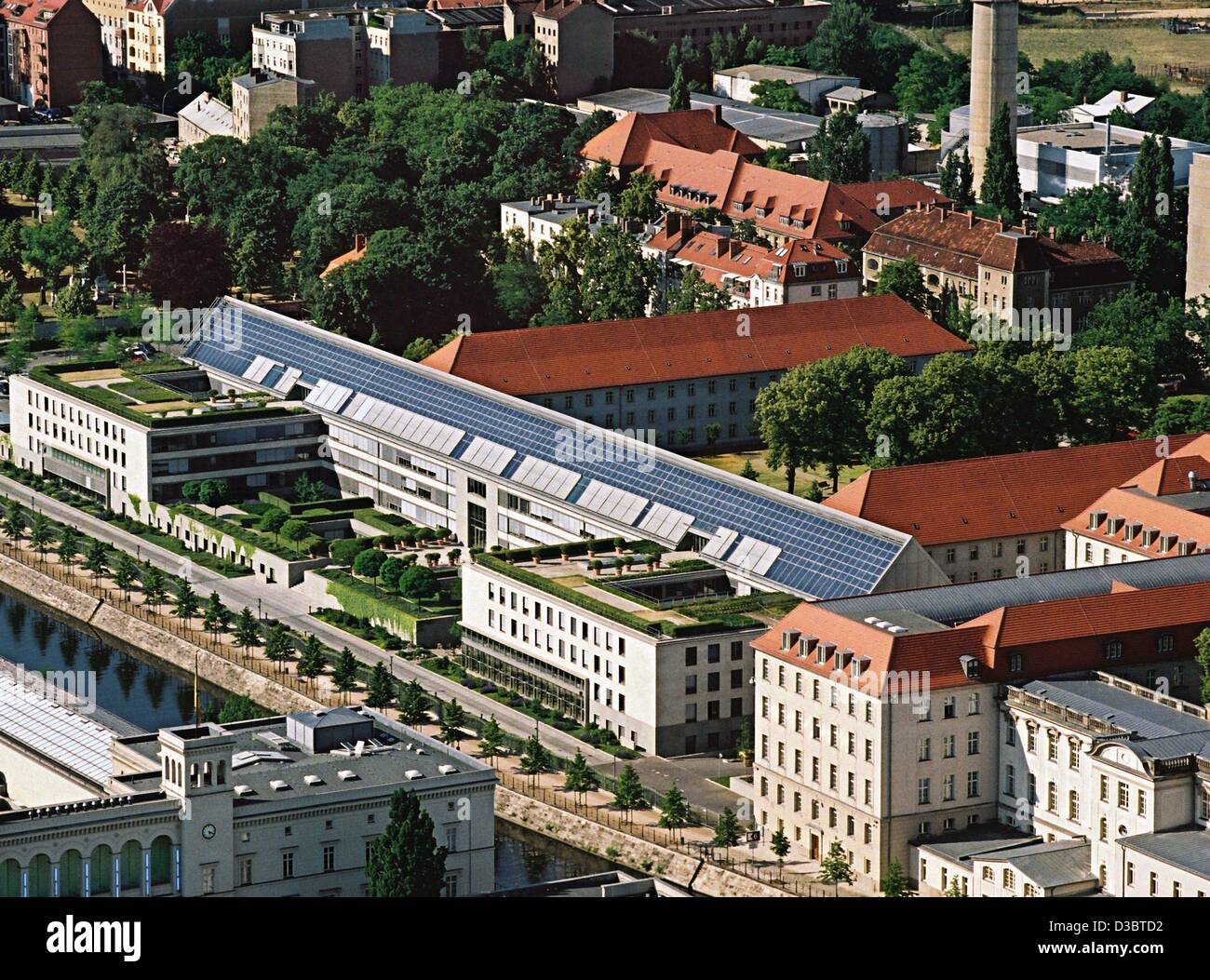 (Dpa) - eine Luftaufnahme zeigt das Bundesministerium für Wirtschaft und Arbeit, in der Scharnhorststraße (Scharnhorst Straße) in Berlin, 17. Juni 2003. Ein Teil des Daches ist mit Solarzellen bedeckt. Stockfoto