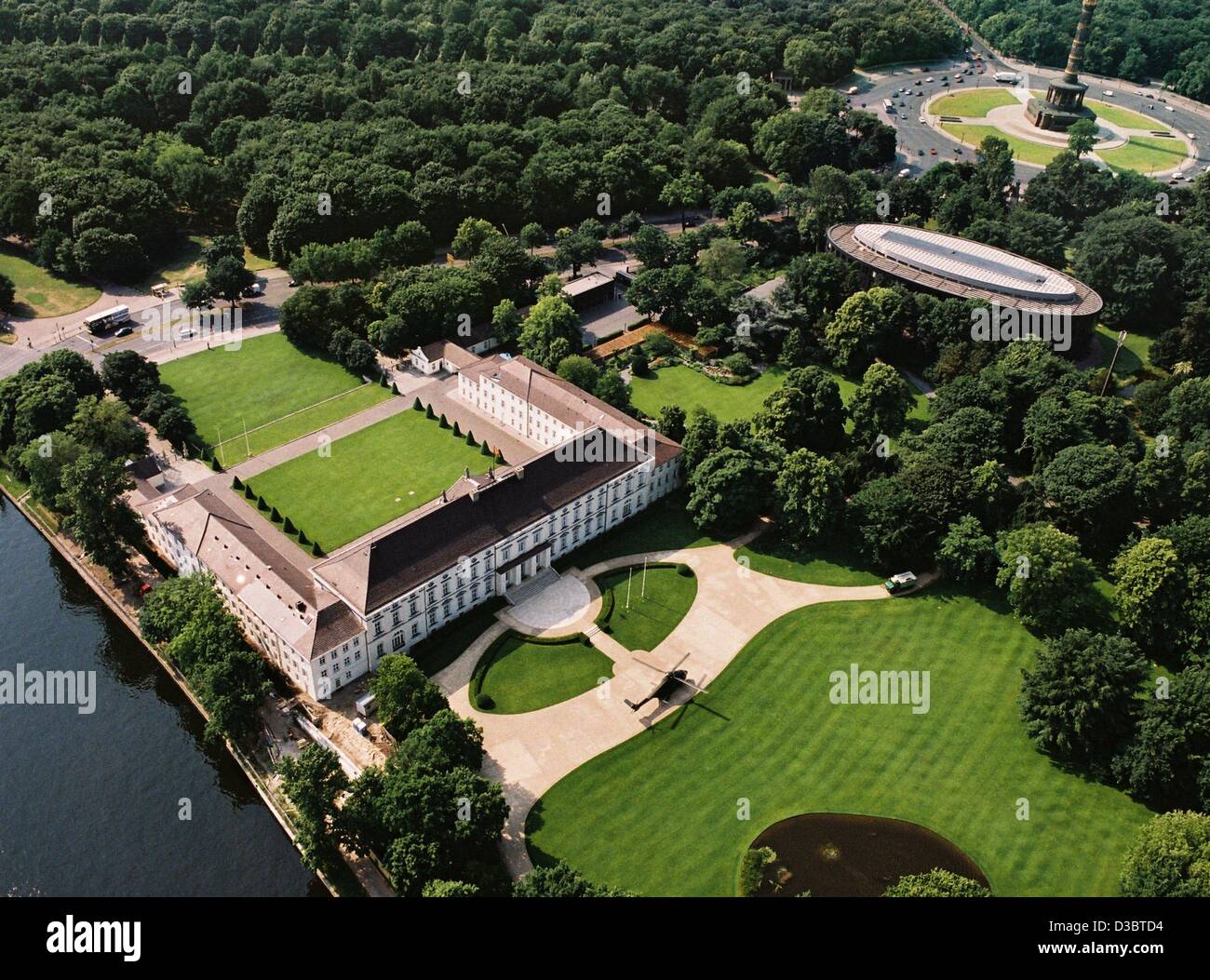 (Dpa) - ein Blick über Schloss Bellevue, dem Amtssitz des Bundespräsidenten in Berlin, 12. Juni 2003. Das ovale Gebäude auf der rechten Seite befindet sich der Präsidenten-Büro. Schloss Bellevue wurde 1785/86 von P.D Boumann errichtet. Diese frühen klassischen drei geflügelten Ensemble entstand als eine Stadt Residenc Stockfoto