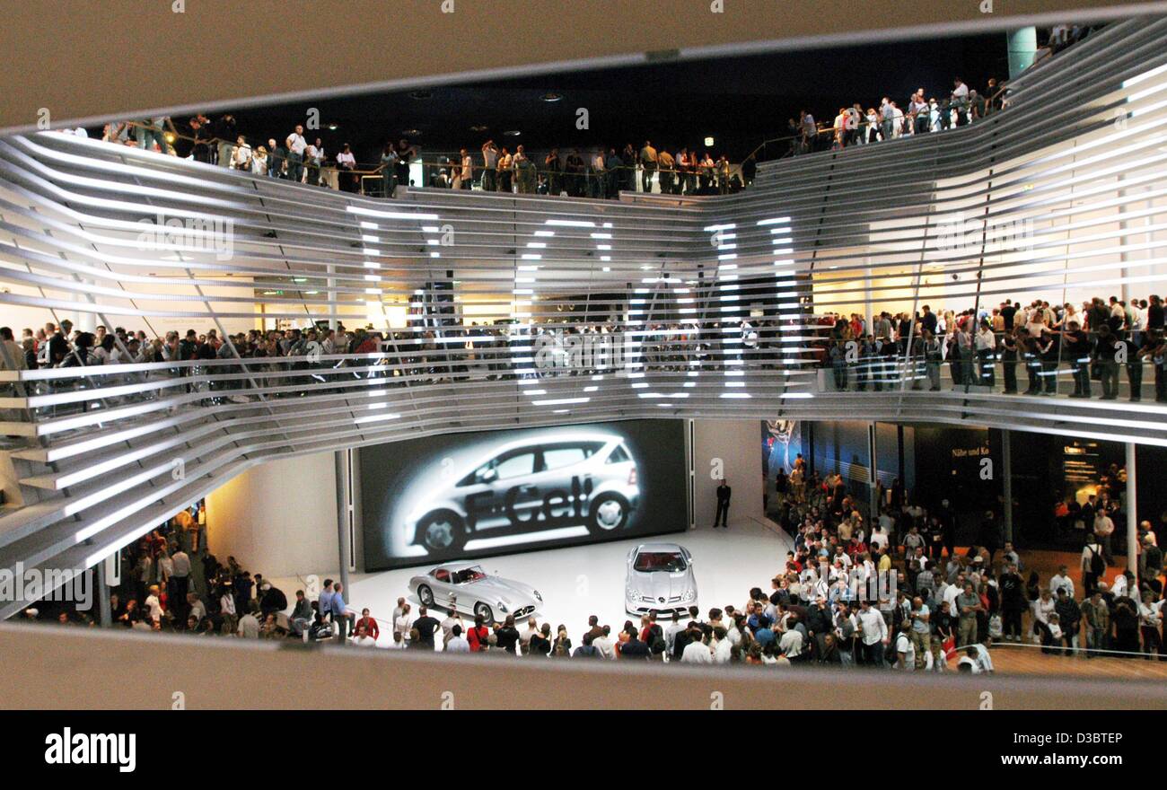 (Dpa) - Menge Besucher in der Halle von DaimlerChrysler auf der internationalen Auto Show IAA in Frankfurt am Main, 14. September 2003. DaimlerChrysler auf der Messe präsentiert das Brennstoffzellen-Auto F-Cell, die noch in der Entwicklungsphase befindet. Hersteller aus der ganzen Welt sind auf Frankfurt für einen abgestiegen. Stockfoto