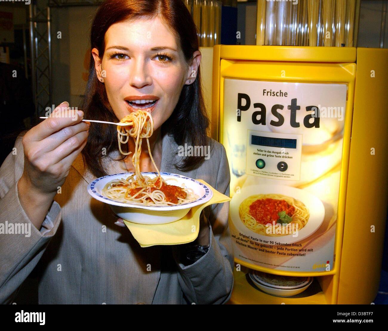 Dpa Der Pasta Automat Dient Innerhalb Von 90 Sekunden Ein Fertiges Gericht Al Dente Spaghetti Prasentiert Auf Der Messe In Koln Deutschland Eu Vend 11 September 2003 130 Degreees Celsius Die Nudeln