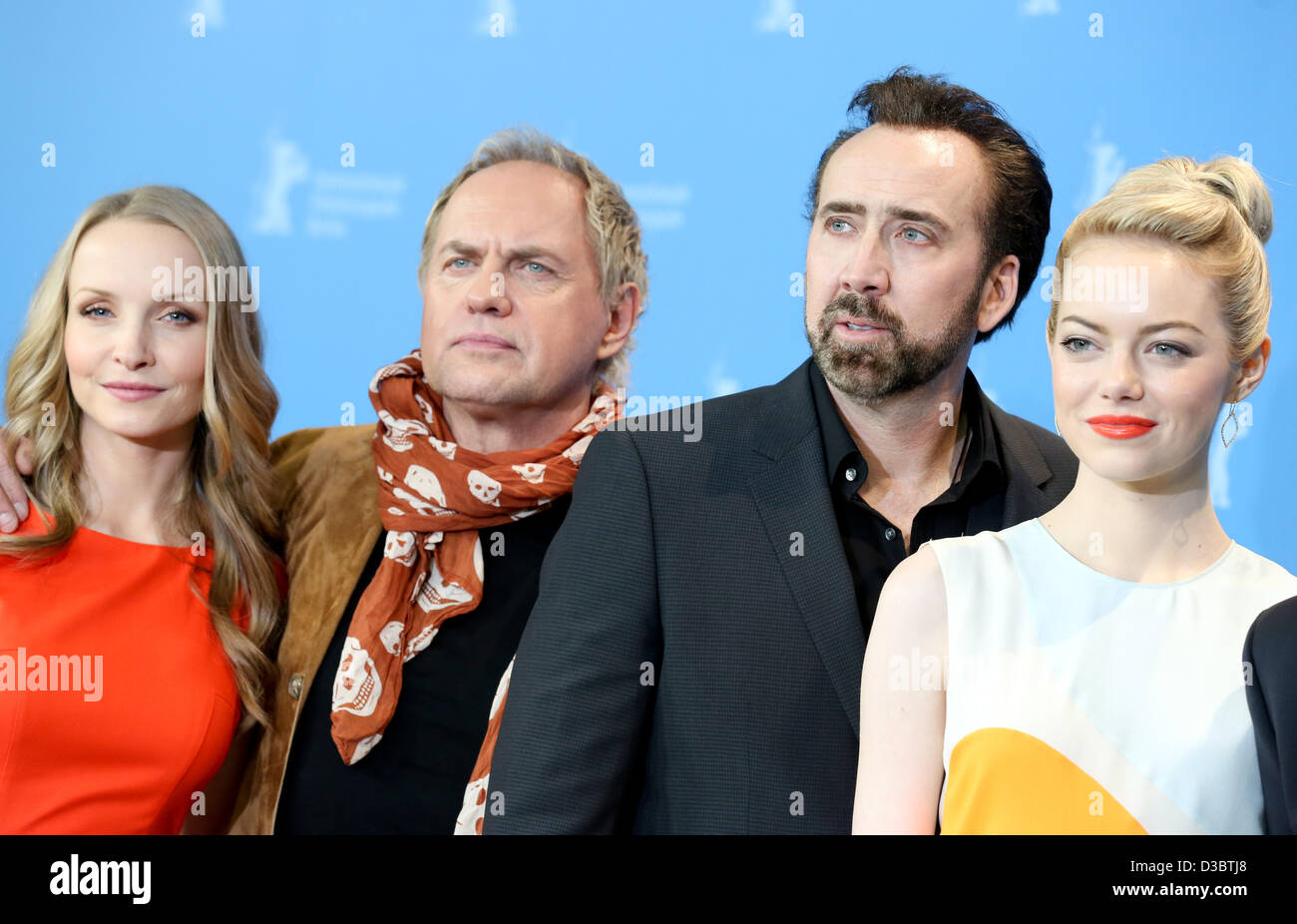 Deutscher Schauspieler und deutschen Stimmen Janin Reinhardt und Uwe Ochsenknecht, US-Schauspieler Nicolas Cage und Emma Stone stellen bei einem Fototermin von "The Croods" während der 63. jährlichen internationalen Filmfestspiele Berlin, in Berlin, Deutschland, 15. Februar 2013. Der Film wird im Wettbewerb außer Konkurrenz auf der Berlinale vorgestellt. Foto: Kay Nietfeld/dpa Stockfoto