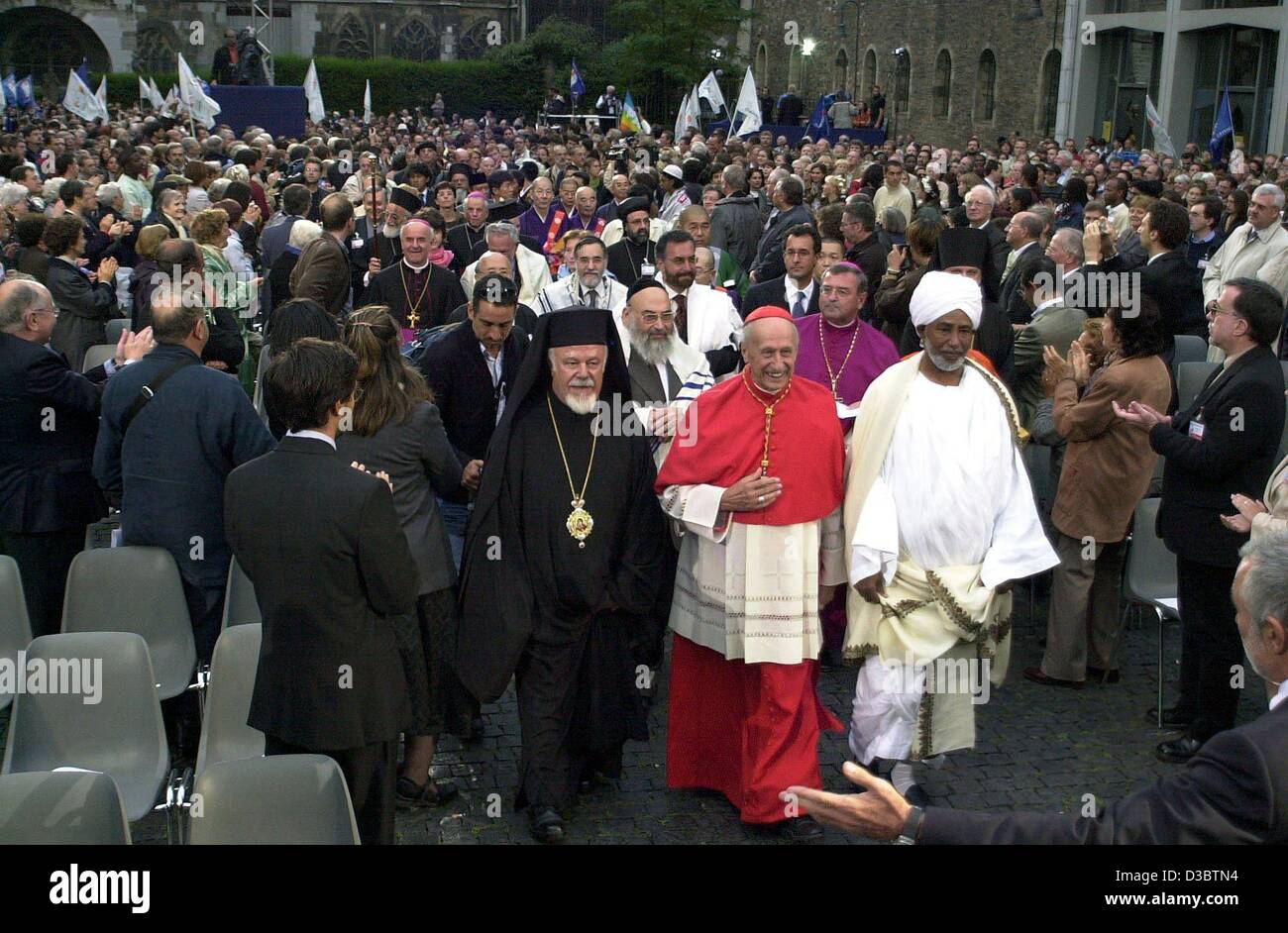 (Dpa) - Vertreter der führenden Weltreligionen sind auf dem Weg zu den Welt-Friedensgebeten, eine dreitägige Versammlung in Aachen, Deutschland, 9. September 2003. Aachen-Gebet zu sammeln, dass Hunderte von Beamten aus christlichen, muslimischen, jüdischen und buddhistischen Religionen zusammen, ist die erste t Stockfoto