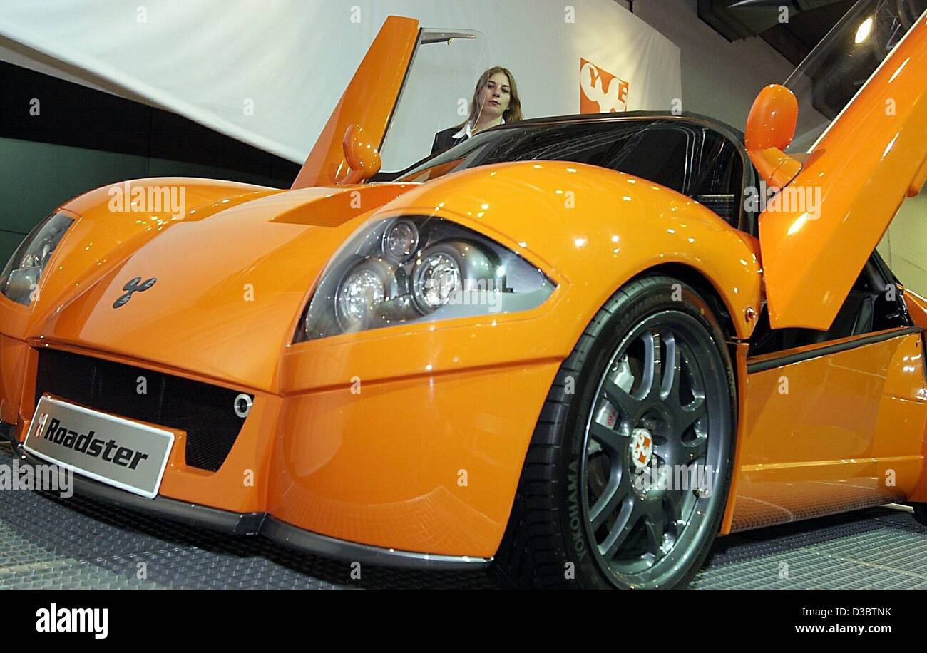 (Dpa) - der deutsche Autobauer ja! präsentieren Sie ihre neuen Roadster auf der 60. internationalen Auto Ausstellung (IAA) in Frankfurt am Main, 9. September 2003. Die Autos Kosten rund 65.000 Euro. Stockfoto