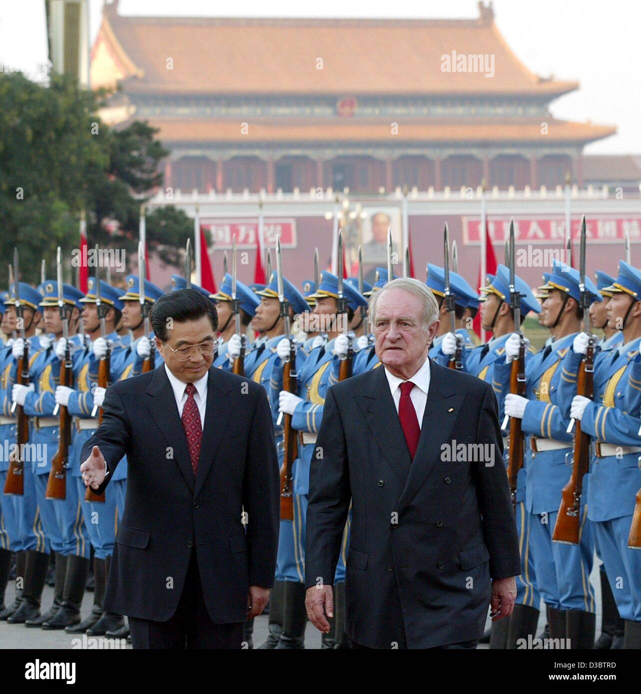 (Dpa) - chinesischer Präsident Hu Jintao (L) und der deutsche Bundespräsident Johannes Rau inspizieren die Ehre wachen auf dem Tiananmen-Platz in Peking, China, 11. September 2003. Im Hintergrund ist die "Verbotene Stadt" mit einem Porträt von Mao an der Wand. Der deutsche Bundespräsident ist an sieben Tagen Staatsbesuch in Chi Stockfoto