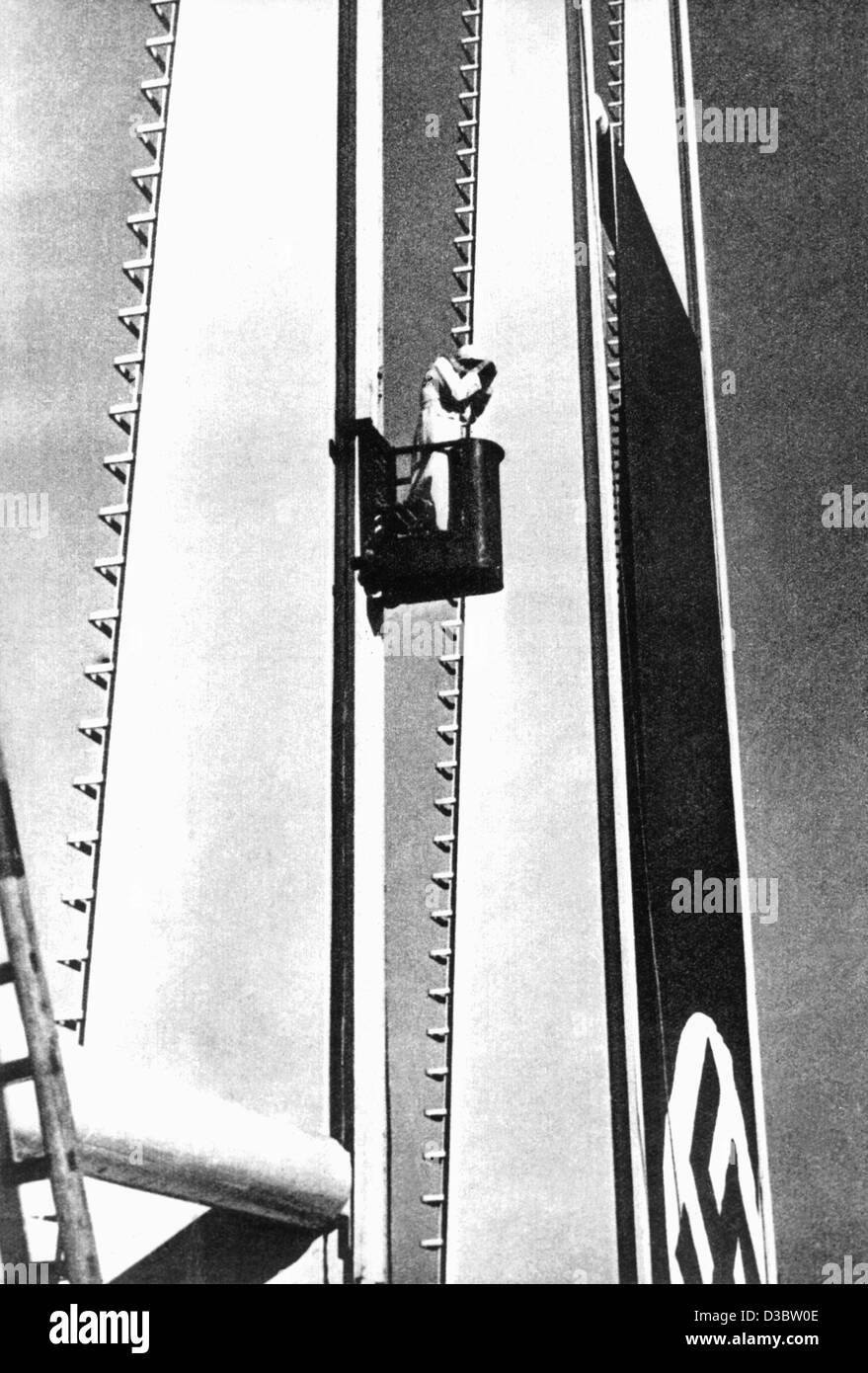 Dieses Bild zeigt (Dpa-Dateien) - deutscher Regisseur und Fotograf, Leni Riefenstahl, stehend auf einer Aussichtsplattform während der Dreharbeiten der Nazi-Partei-Kongreß in Nürnberg, Deutschland, 1934. Leni Riefenstahl starb gestern, am 8. September 2003 im Alter von 101 in ihrem Haus in Poecking bin Stockfoto