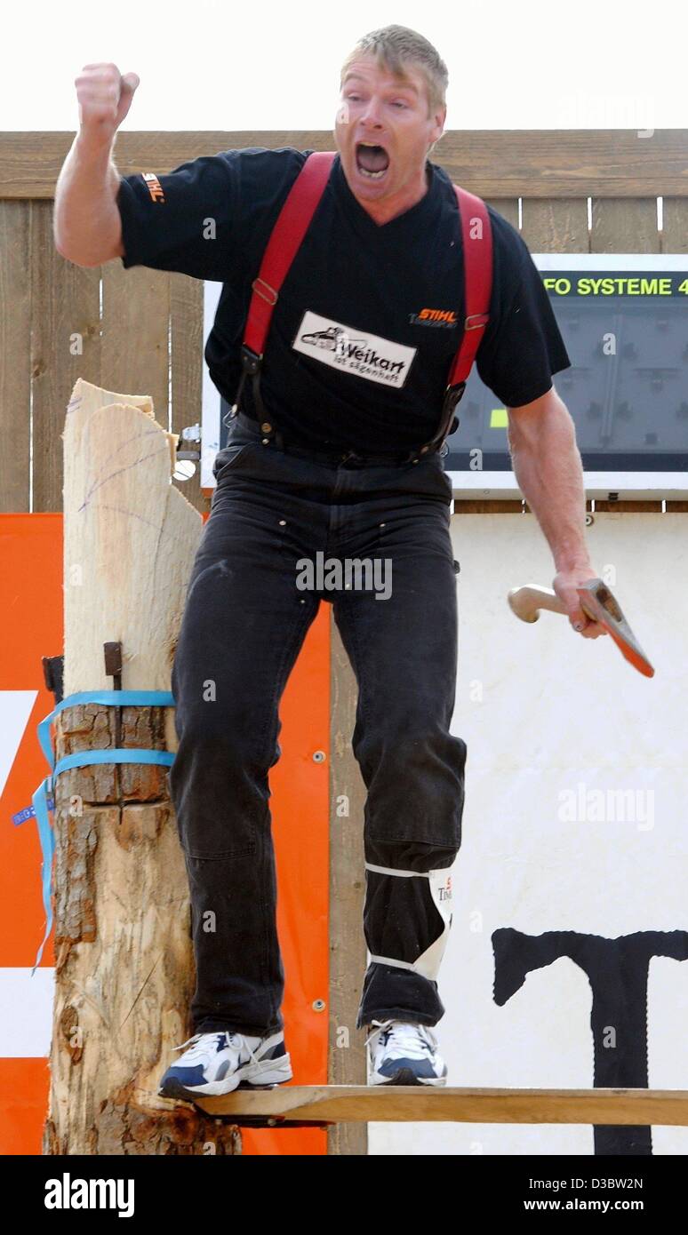 (Dpa) - Jubel der 37 Jahre alte Förster Hermann Schoenbaechler aus der Schweiz nach Einrichtung eines neuen Europa-Rekord in der Disziplin "Sprungbretter" der Holzfäller, während der Stihl Timbersports Series Europa 2003 in München, 7. September 2003. In dieser Disziplin haben die Sportler CLI Stockfoto