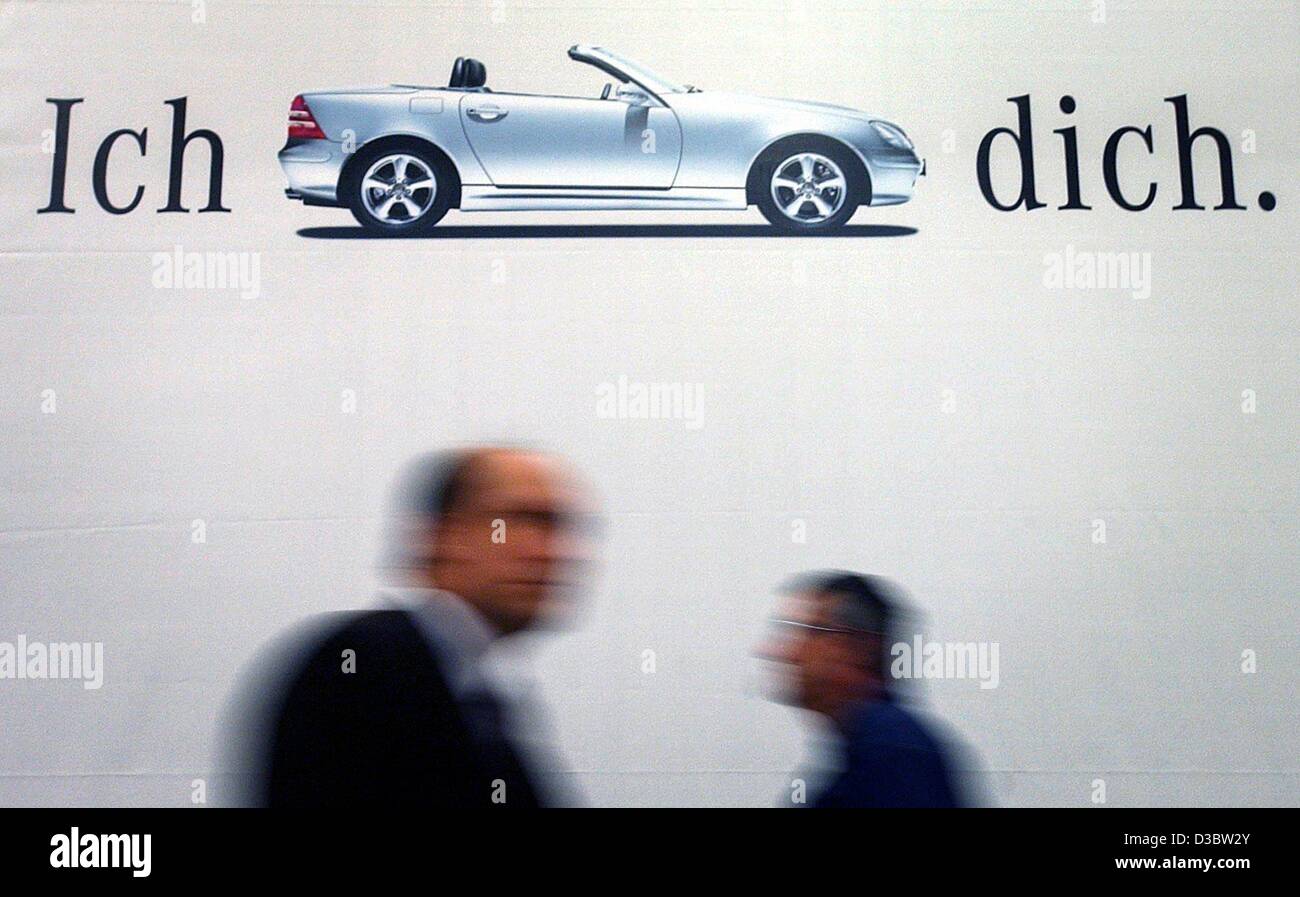 (Dpa) - eine Werbung der Autobauer DaimlerChrysler fördert die internationalen Auto Show IAA in Frankfurt am Main, 8. September 2003. Die Worte zu lesen "ich... Sie". Die IAA, die weltweit größte Auto-Show, soll am 9. September in Frankfurt am Main eröffnet und wird bis 21 September für die Öffentlichkeit zugänglich sein. Stockfoto