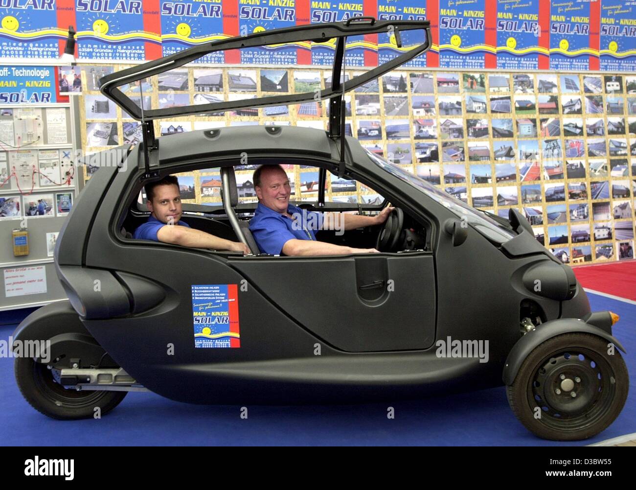 (Dpa) - Torsten Eurich (L) und Klaus Kalkhof sitzen in ihrem Fahrzeug-Prototyps namens Sam, während eine ökologische Messe in Gelnhausen, Deutschland, 5. September 2003. Das Auto, in der Schweiz entwickelt und powered by Batterien und Brennstoffzellen, erreichen eine Höchstgeschwindigkeit von 110 km/h. Stockfoto