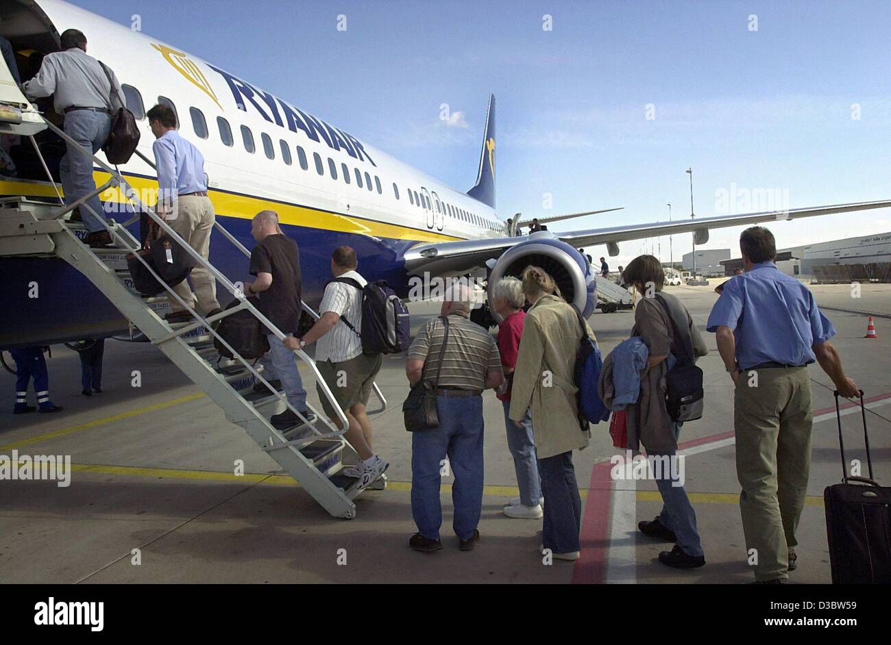 (Dpa) - erhalten Passagiere auf einer Boeing 737 von der irische Billigfluggesellschaft Ryanair auf dem Flughafen Frankfurt-Hahn in Hahn, Deutschland, 15. August 2003. Stockfoto