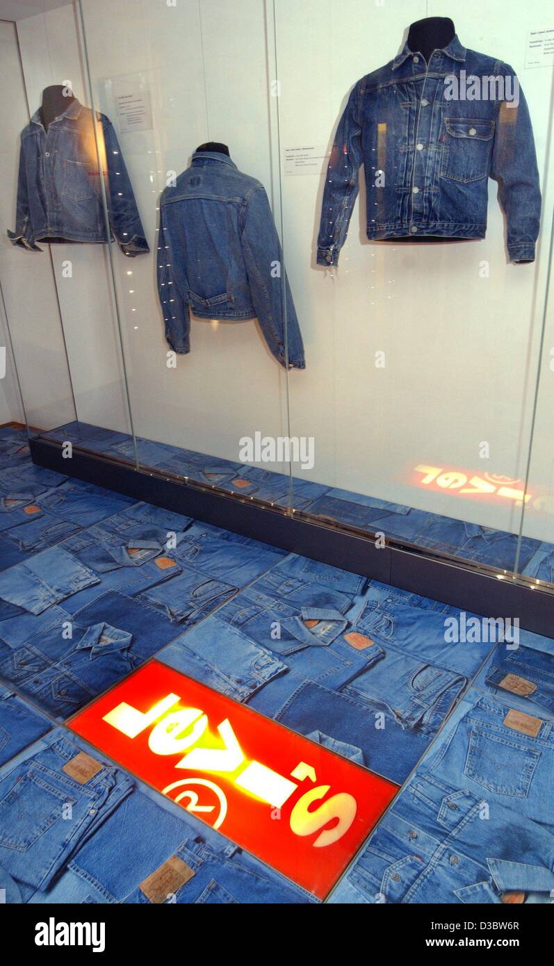(Dpa) - Blue Jeans aus den Jahren 1930 bis 1970 werden in der Geburtsort von Levi Strauss in Buttenheim, Deutschland, 20. August 2003 ausgestellt. Ein Museum wurde im Jahr 2000 bei der Geburtsort des legendären Jeans-Erfinders eröffnet. Levi Strauss wurde am 26. Februar 1829 das jüngste von sieben Kindern geboren und wuchs Stockfoto