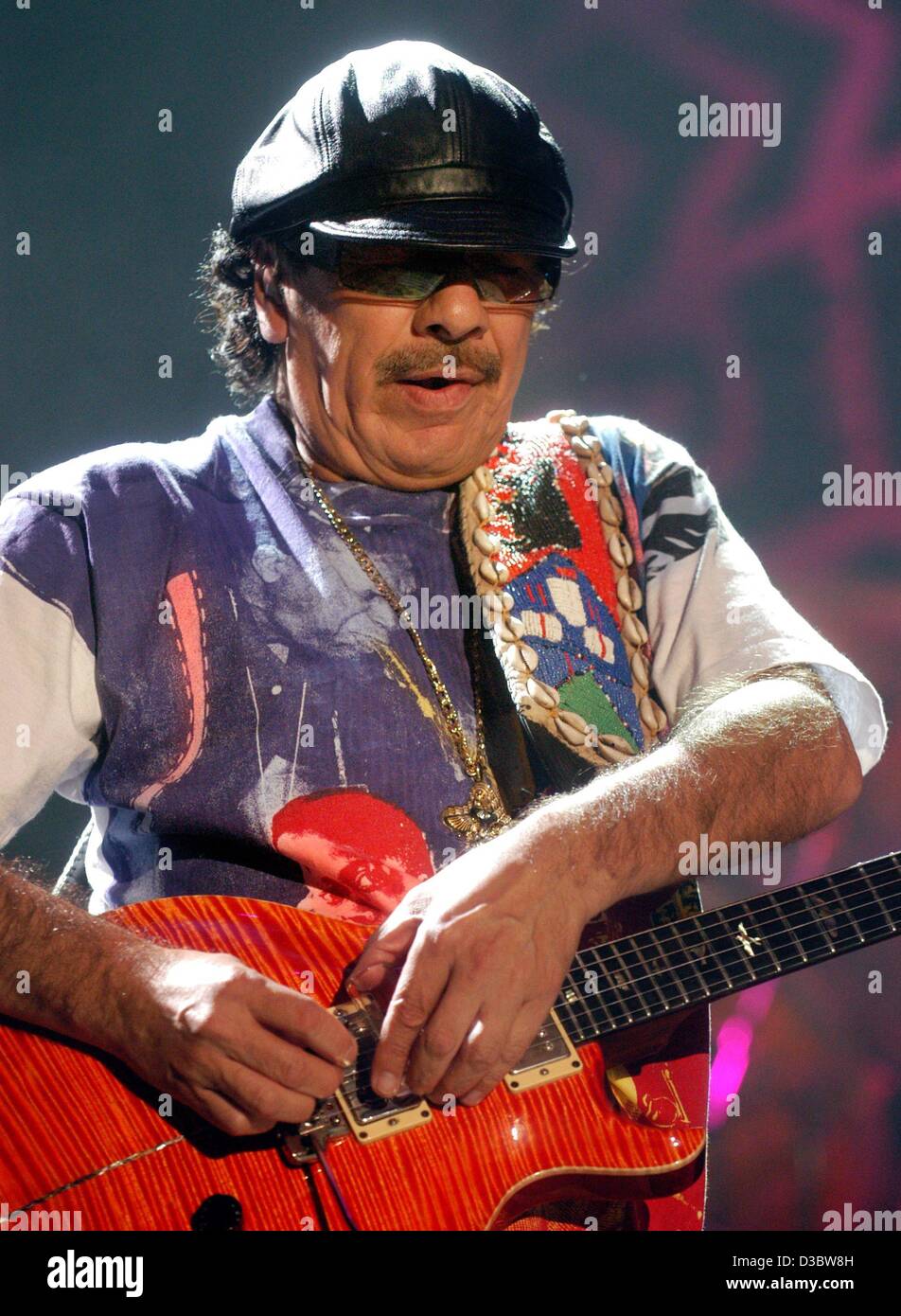 (Dpa) - mexikanische Gitarren-Virtuose Carlos Santana nimmt seine Gitarre während des Konzerts in Hamburg, 2. September 2003. Der 56 Jahre alte Musiker begeistert Tausende von Fans auf das erste Konzert seiner Deutschland-Tournee. Während des Konzertes spielte er nicht nur seine bekannten Hits, aber auch Lieder von seinem aktuellen album Stockfoto