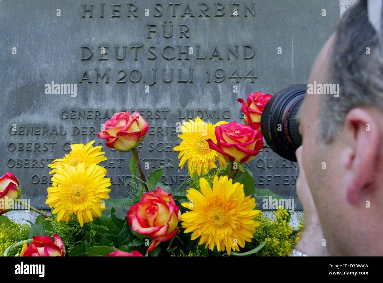 (Dpa) - ein Fotograf nimmt ein Bild des Denkmals an die Widerstandskämpfer des 20. Juli 1944, an der Bendler-Block in Berlin, 20. Juli 2003. Das Schreiben lautet "hier für Deutschland am 20. Juli 1944 starb...". An diesem Tag deutsche Armee Offizier und Widerstandskämpfer Claus Graf Schenk von Stauffenberg ein Stockfoto