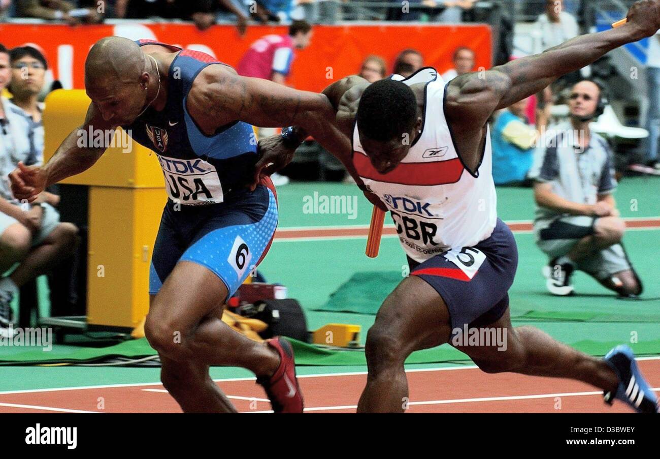 (Dpa) - US-Moderator Joshua J. Johnson (L) Dips vor seinem britischen Gegner Dwain Chambers auf der Ziellinie die Männer 4x100m Relais bei der 9. athletische Weltmeisterschaften im Stade de France in Paris, 31. August 2003. Die Vereinigten Staaten knapp das Event in 38,06 Sekunden gewinnen. Stockfoto