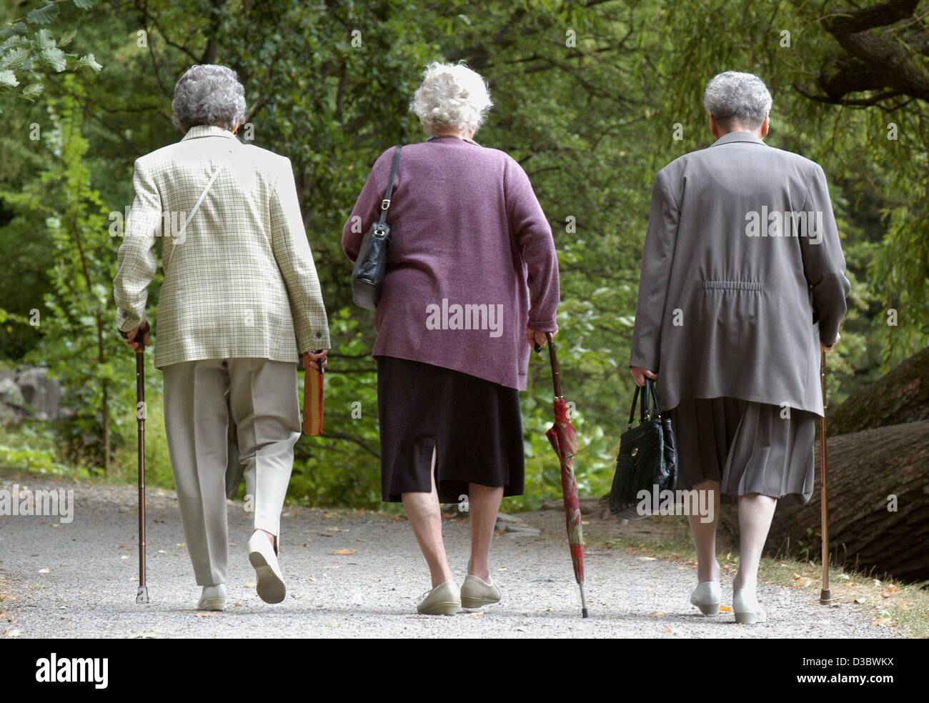 (Dpa) - drei ältere Damen machen einen Spaziergang durch einen Park in Kassel, Deutschland, 27. August 2003. Am 28. August waren schmerzhafte Veränderungen auf Deutschlands Wiege zur Bahre Sozialstaat durch ein Gremium von Experten, die sogenannte Ruerup-Kommission in Berlin empfohlen. Der Vorsitzende der 26-köpfige Kommission der inqu Stockfoto