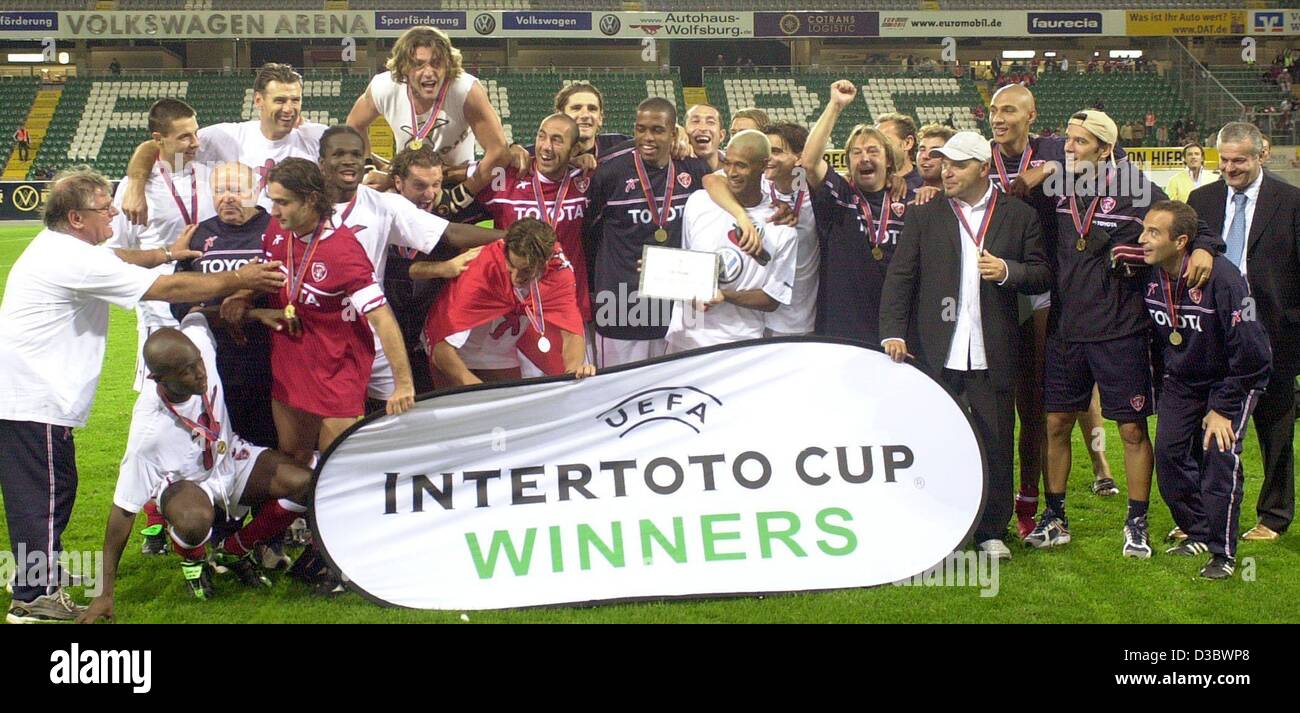 (Dpa) - die Spieler und Trainer des italienischen Erstligisten feiern Fußball Club AC Perugia nach UI-Fußball-Cup-Finale AC Perugia gegen den VfL Wolfsburg in Wolfsburg, Norddeutschland, 26. August 2003. Perugia gewinnt 2: 0 und qualifiziert sich für den UEFA-Pokal. Stockfoto