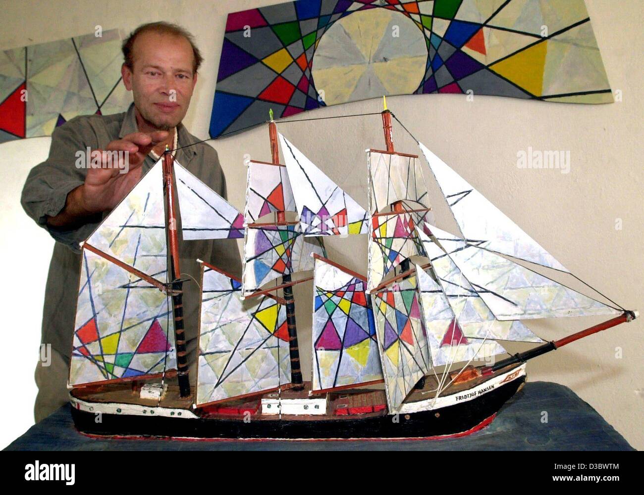 (Dpa) - der Maler Klaus Boellhoff zeigt das Modell des Segelschiffes "Fridtjof Nansen" in Prora auf der Insel Rügen, Deutschland, 16. Juli 2003. Böllhoff will die Segel des Originals Dreimaster in einem farbenfrohen Design zu malen, die wechselnden Kompositionen produziert. Das Gemälde von 980 qm Stockfoto