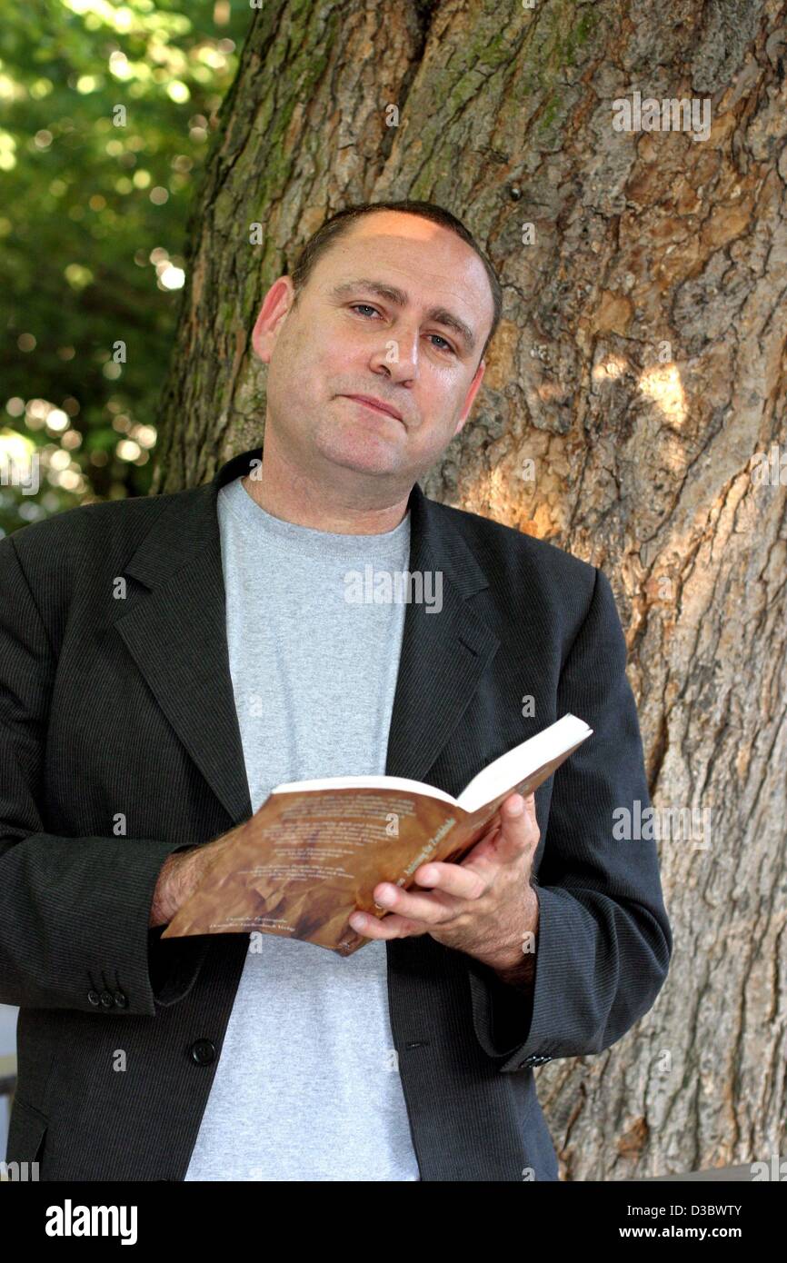 (Dpa) - israelische Autor und Musiker Gilad Atzmon, lebt im Exil in London, in Köln, Deutschland, 14. August 2003 abgebildet. Sein neueste Roman ist unter dem Titel "A Guide to der verirrten" und er spielt in einer Band namens The Orient House Ensemble. Stockfoto