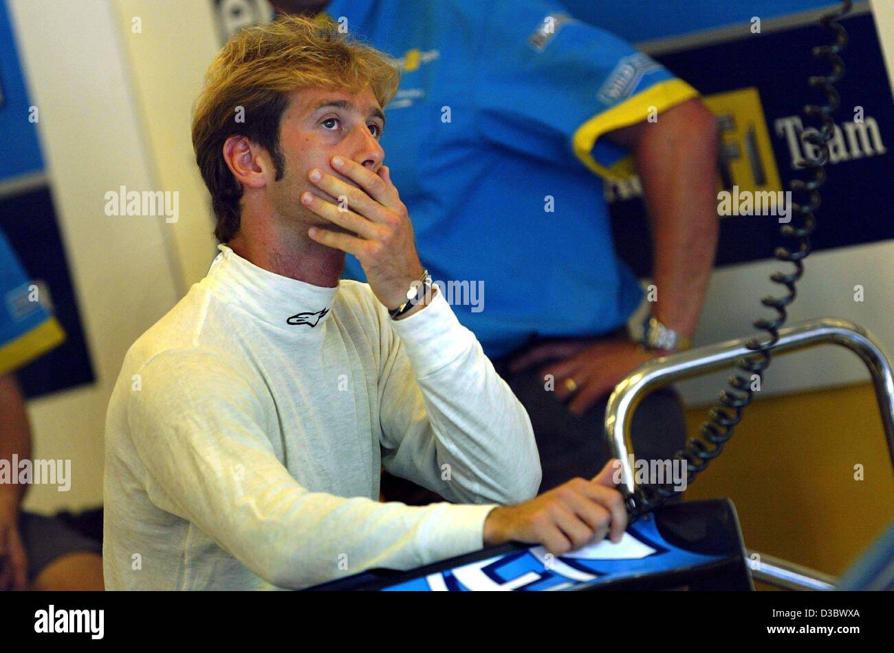 (Dpa) - italienische Formel 1 pilot Jarno Trulli (Renault) bedeckt sein Gesicht mit der Hand vor den freien Trainings auf dem Hungaroring in der Nähe von Budapest, 23. August 2003. Siebten Platz in der Grand Prix von Ungarn gewann er am 24. August. Stockfoto