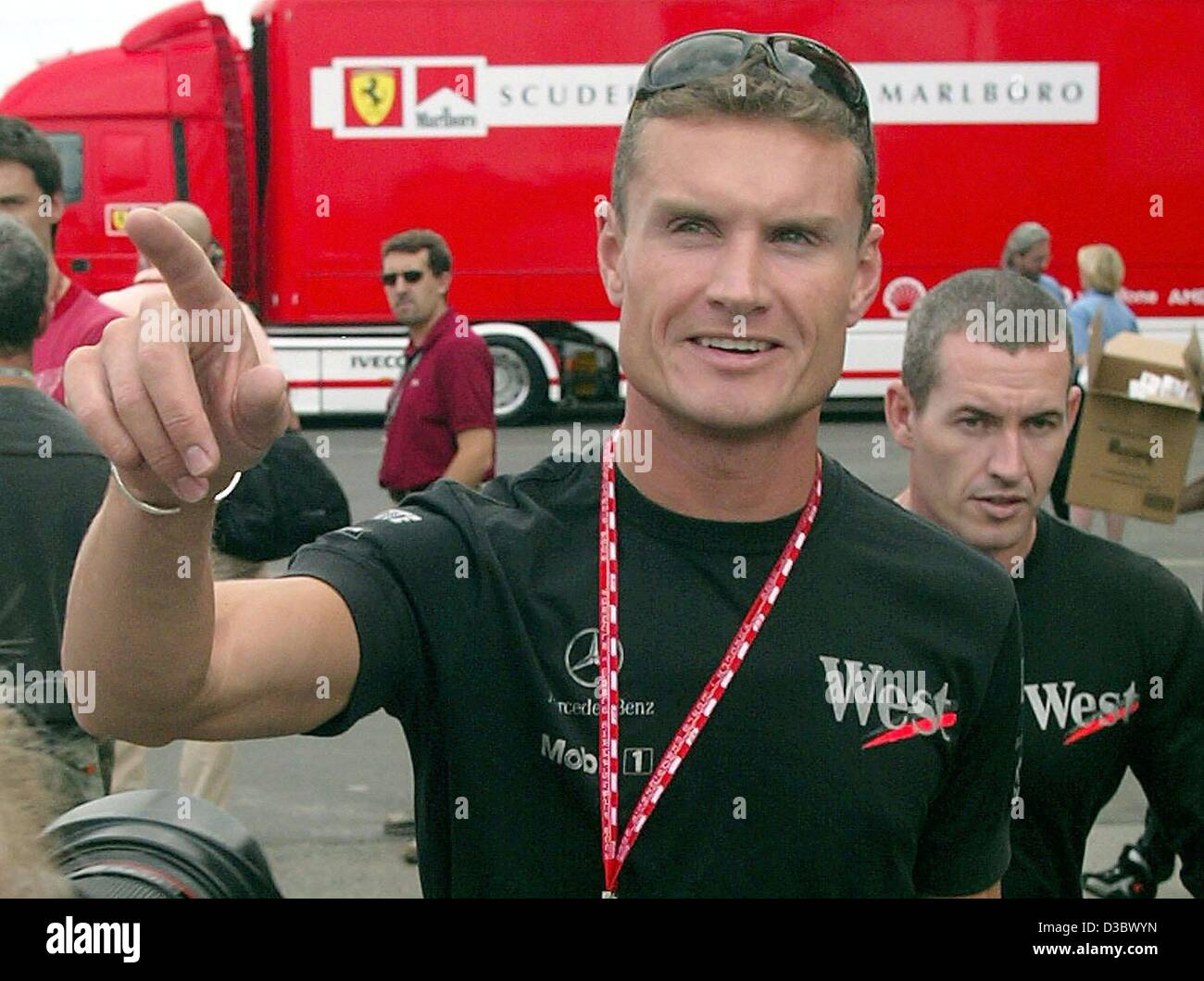 (Dpa) - schottischen Formel 1 pilot David Coulthard von McLaren-Mercedes Gesten auf dem Hungaroring Rennen verfolgen in Budapest, Ungarn, 21. August 2003. 13. Lauf der WM, den Grand Prix von Ungarn, statt findet am 24. August. Stockfoto