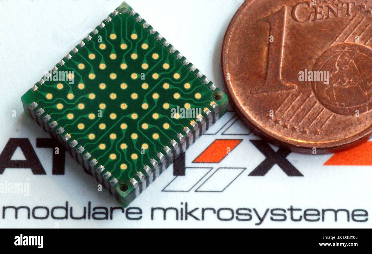 (Dpa) - A Match-X Chip von der Firma Angaris GmbH liegt in der Nähe ein ein-Cent-Münze in Halle an der Saale, Deutschland, 16. Juli 2003. Diese winzigen Chips werden in der Maschinen- und Anlagenbau für Steuergeräte, Kommunikation und Sensorik verwendet werden. Angaris entwickelte eine neue Technologie Stockfoto