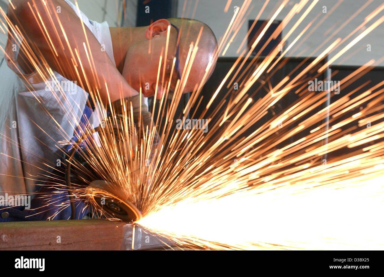 (Dpa) - eine Schlosser schleift ein Metallprofil in Metallbauunternehmen Erwin Kostyra im Bezirk Pankow in Berlin, 24. Juni 2003. Die stagnierende Wirtschaft trifft vor allem die kleine und mittleren Unternehmen in Deutschland. Zwischen Januar und Juni 2003 über 19.200 Firmen Insolvenz anmelden ein Stockfoto