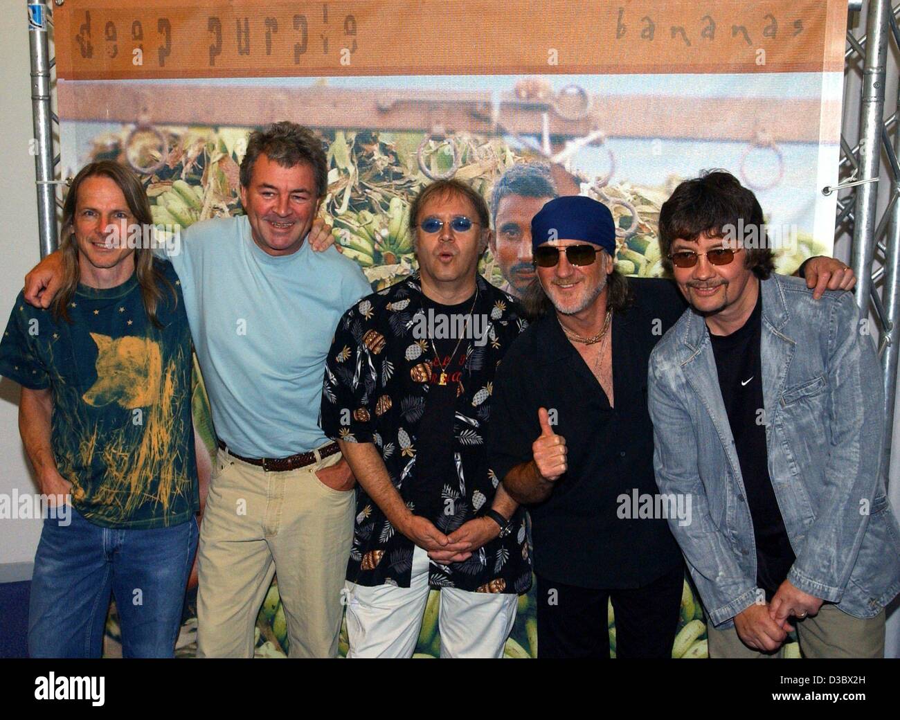 (Dpa) - Steve Morse, Ian Gillan, Ian Paice, Roger Glover und Don Airey (L-R), die Mitglieder der britischen Rockgruppe Deep Purple, Pose bei der Präsentation ihrer neuen CD mit dem Titel "Bananen" in Berlin, 20. August 2003. Vom 31. Oktober tourt sie durch elf deutsche Städte auf ihre Bananen-Tou Stockfoto