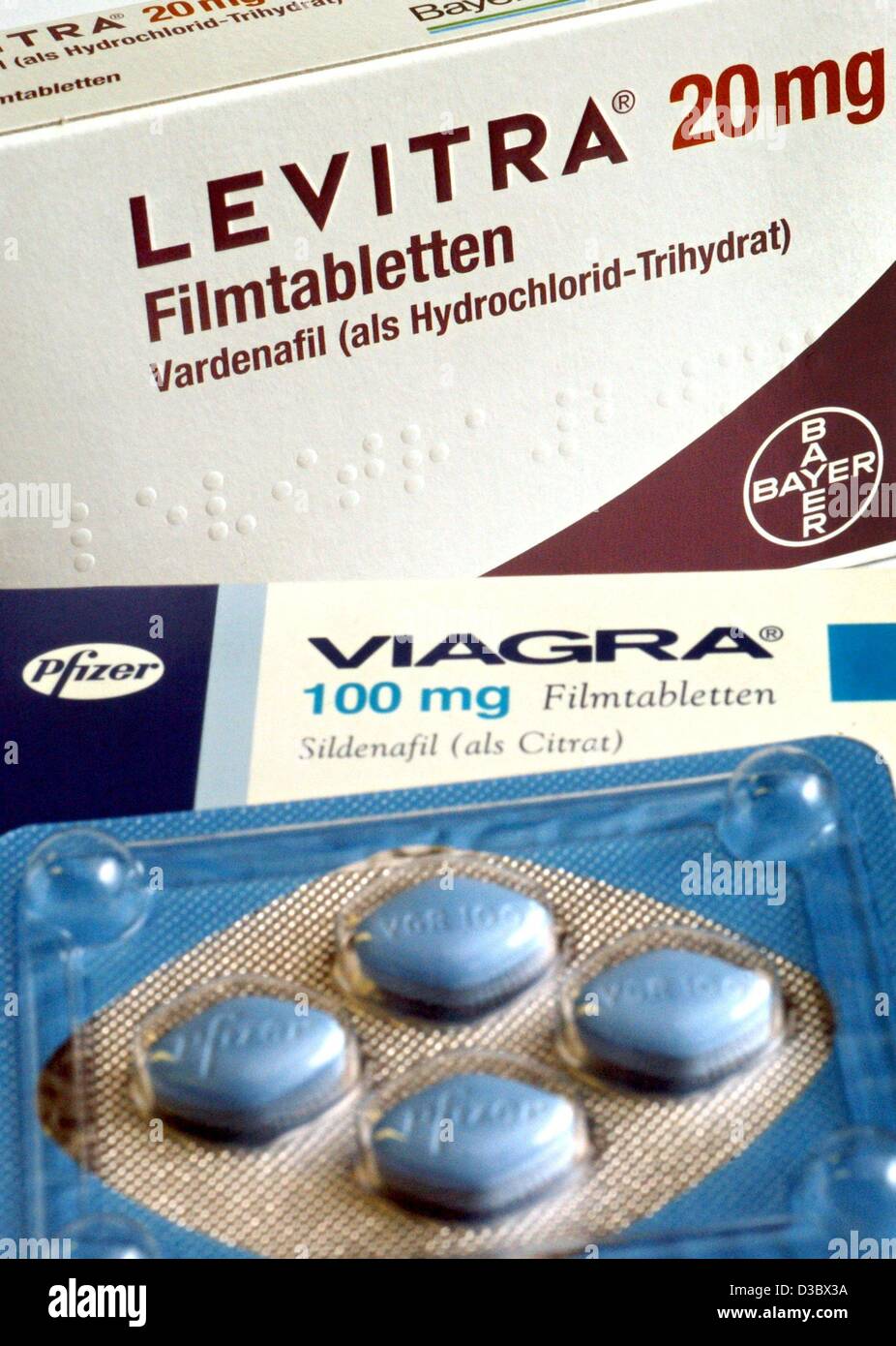 Dpa) - ein Paket von der Anti-Impotenz Pillen Levitra, hergestellt von der  deutschen chemischen und Pharmakonzern Bayer, liegt hinter einem Paket von  Viagra-Pillen (vorne), fotografiert in Düsseldorf, Deutschland, 21. August  2003. Die
