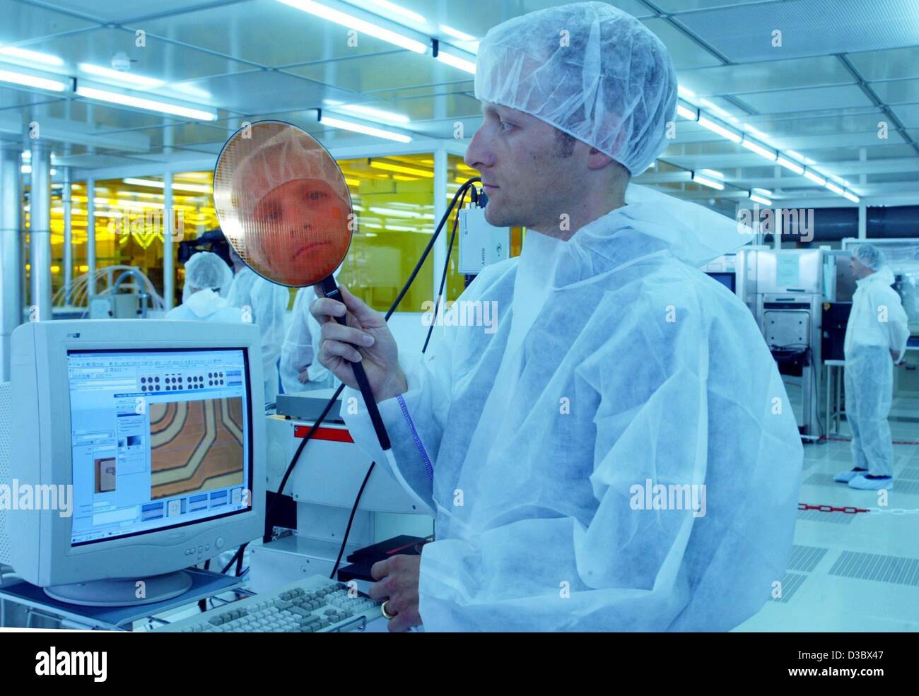 (Dpa) - Axel Brintzinger bereitet einen 200-mm-Wafer für Mikroskop Untersuchung der Materialoberfläche, bei Infineon in Dresden, Deutschland, 11. Juli 2003. Das Unternehmen mit Sitz in München ist Europas zweitgrößter Halbleiter-Unternehmen. Die Produkte bedienen Anwendungen in die drahtlose und drahtgebundene Kommunikation Stockfoto