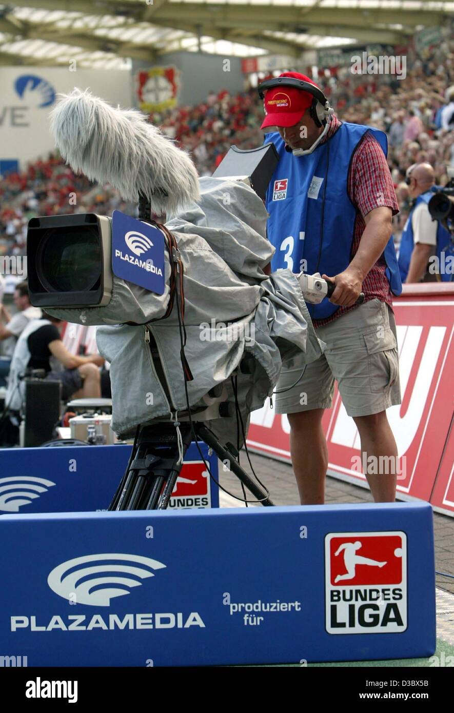 (Dpa) - ein TV-Kameramann des deutschen Pay-TV-Sender Premiere World filmt ein Bundesliga-Fußball-Spiel im Stadion in Leverkusen, Deutschland, 16. August 2003. Stockfoto