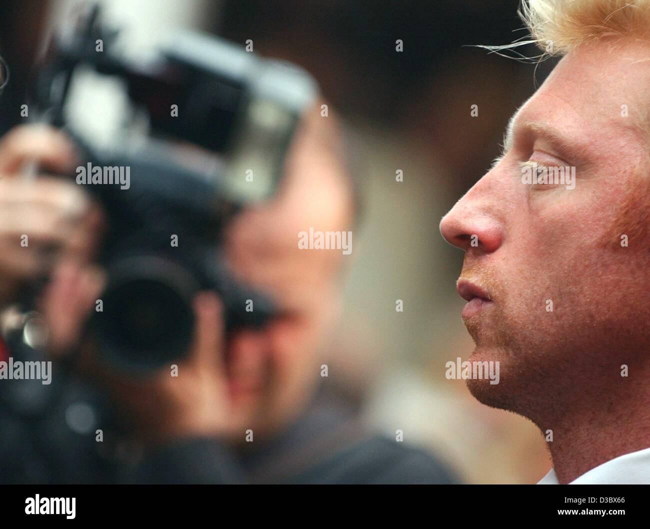 (Dpa) - deutsche Tennislegende Boris Becker kommt nach der "Sport Bild" Awards in Hamburg, 18. August 2003. "Sport Bild" (Sport-Bild), Europas größte Sportmagazin geehrt, die mehrere Sportler für ihre Leistungen in den Medien und ihre Ideen für den Sport. Becker erhielt den Preis in der Stockfoto