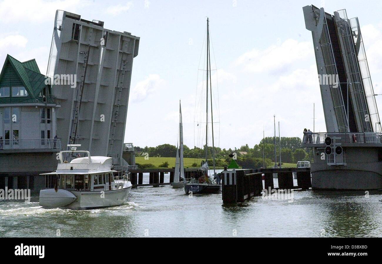 (Dpa) - Motorboote und kleinere Segelyachten unter eine Klappbrücke am Fluss Schlei in Kappel, Deutschland, 5. Juli 2003 übergeben. Stockfoto