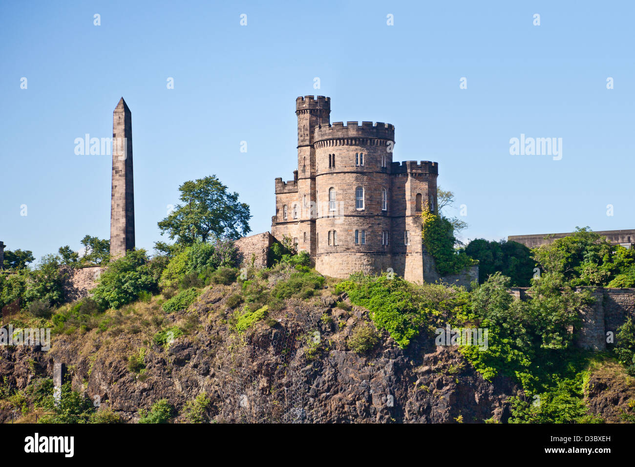 Abschnitt der Calton Hill, zeigt die politische Märtyrer Monument, ein Obelisk und das Haus des Gouverneurs des ehemaligen Gefängnisses Calton. Stockfoto
