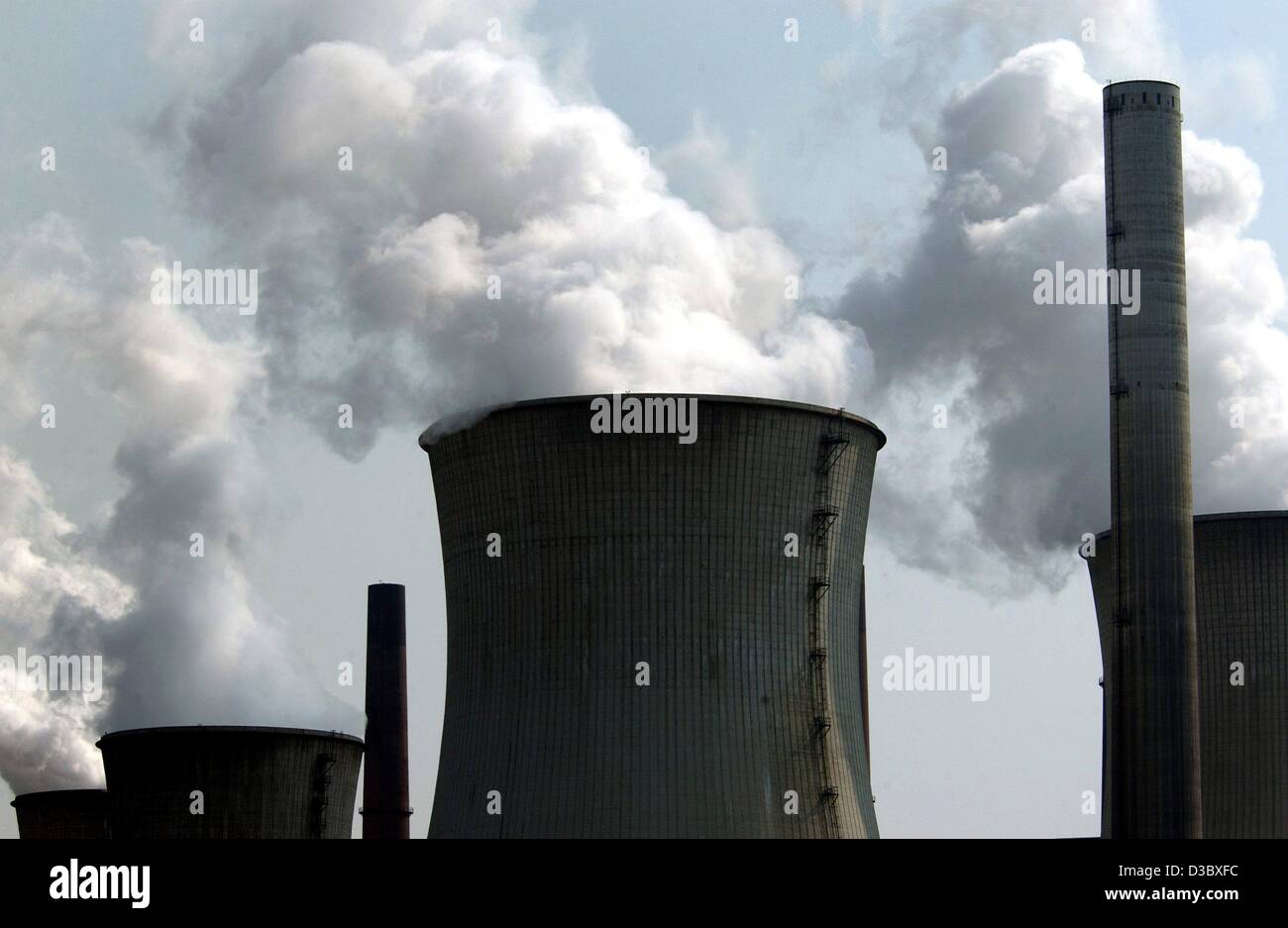 (Dpa) - Dampf und Rauch steigt aus dem kühlenden Türme und Kamine von einem Braunkohle-Kraftwerk in Nieder Assem, Deutschland, 11. August 2003. Die Deutsche Energie präsentiert Riesen RWE am 12. August 2003 seine Geschäftszahlen für die letzte Halbzeit. Experten erwarten eine deutliche Steigerung der Unternehmensgewinne in par Stockfoto