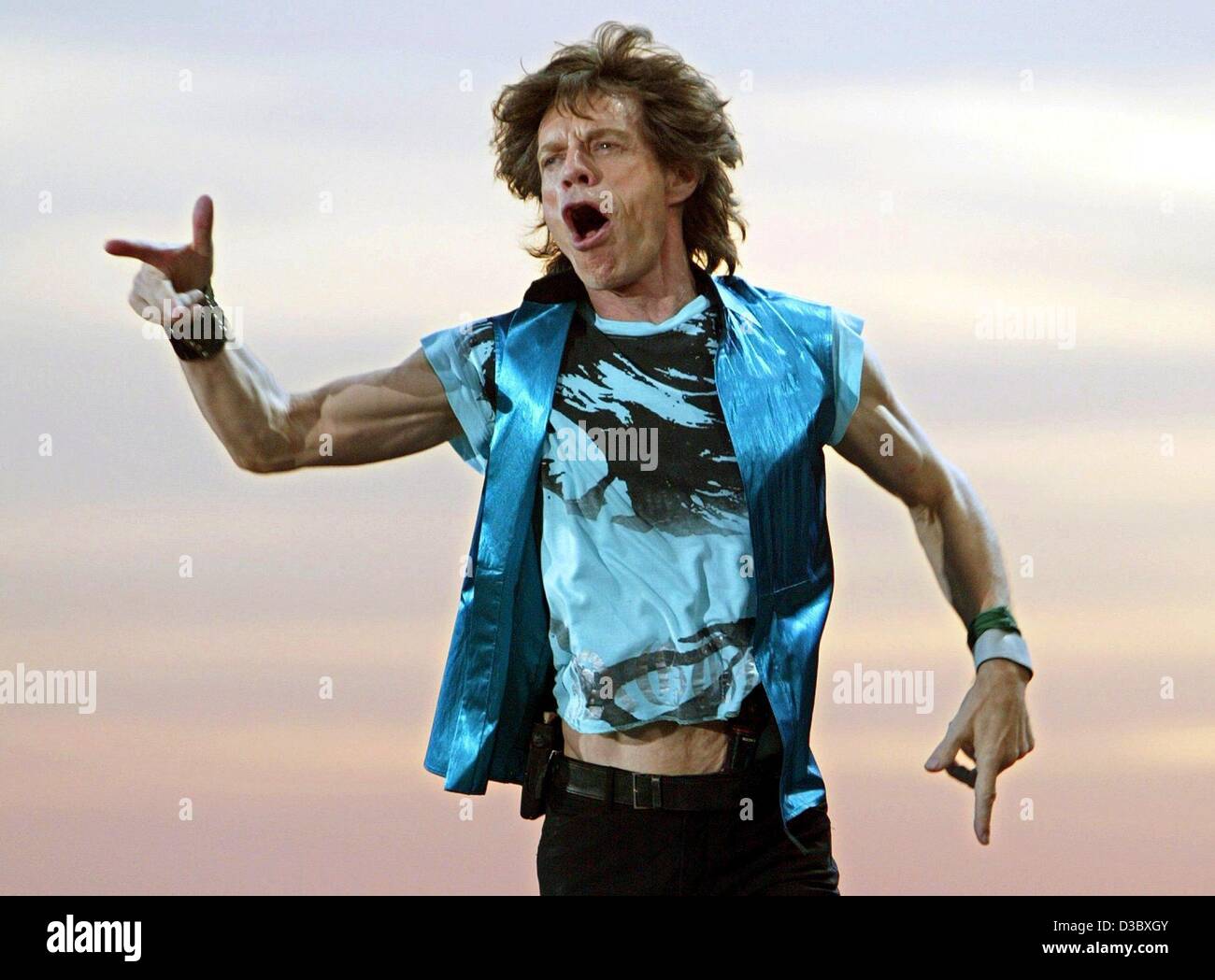 (Dpa) - Mick Jagger, Frontmann der legendären britischen Rock-Band "The Rolling Stones", führt auf einer Open-Air-Bühne während eines Konzerts in Hannover, Deutschland, 7. August 2003. Es war das letzte Konzert in Deutschland von der Band "Leckt" World Tour. Stockfoto