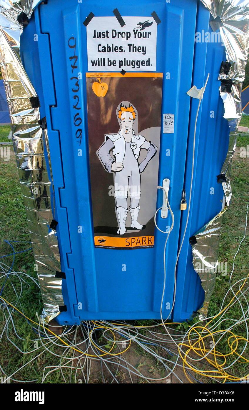 (Dpa) - eine tragbare Toilette Kabine beherbergt einen Router in den camping Ferien des Chaos Computerclubs in Altlandsberg bei Berlin, 7. August 2003. Der Verein organisiert das Sommerlager unter dem Motto "Bleichgesichter into the Sun". Die Zelte und Wohnmobile aller Club-Mitglieder sind über einen Computer Netw verbunden. Stockfoto