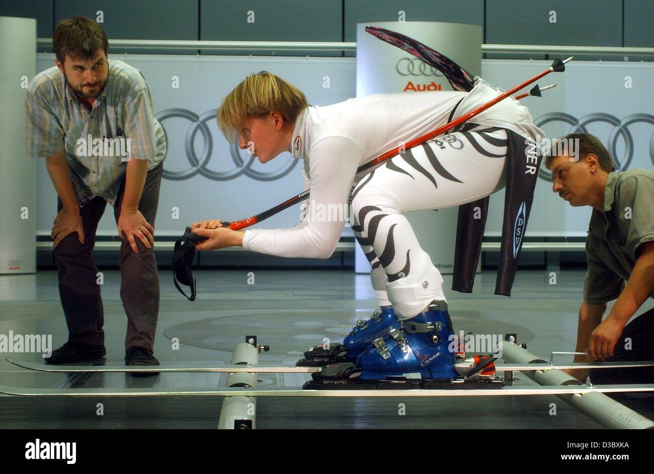 (Dpa) - Mitarbeiter des Automobilherstellers Audi bereiten deutsche Skifahrerin Hilde Gerg für einen Testlauf im Windkanal für aerodynamische Tests in Ingolstadt, Deutschland, 4. August 2003. Stockfoto