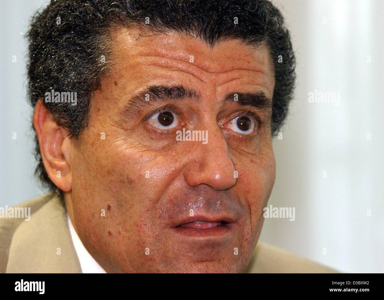 (Dpa) - amerikanische Medienmogul Haim Saban abgebildet in der Bayerischen Staatskanzlei in München, 6. August 2003. Es wurde gestern berichtet, dass in atemberaubenden etwas hinter den Kulissen Verhandlungen beispiellos in deutsche Geschäfte, er zurück kam, als Sieger des Landes Fernsehen Secto entstehen Stockfoto