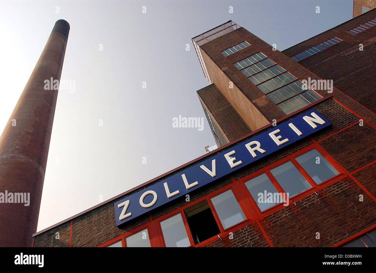 (Dpa) - ein Kamin der Zeche Zollverein (deutsche Zollunion) überragt eine Mine, die Gebäude in Essen, Deutschland, 5. August 2003. Die Anfänge der Kohle von mir reichen zurück bis 1848, mehr und mehr Gruben wurden hinzugefügt und die Zeche wie es heute ist, wurde im Jahre 1932 gebaut. Im Jahr 1986 wurde die Zeche stillgelegt ein Stockfoto
