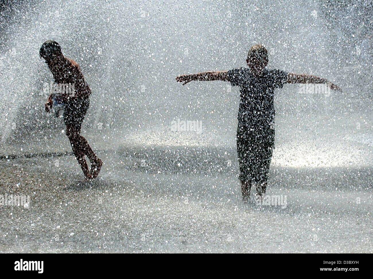 (Dpa) - zwei jungen eine kalte Dusche nehmen in den Stachus-Brunnen in München, 5. August 2003. Temperaturen in München haben 36 Grad Celsius erreicht. Stockfoto
