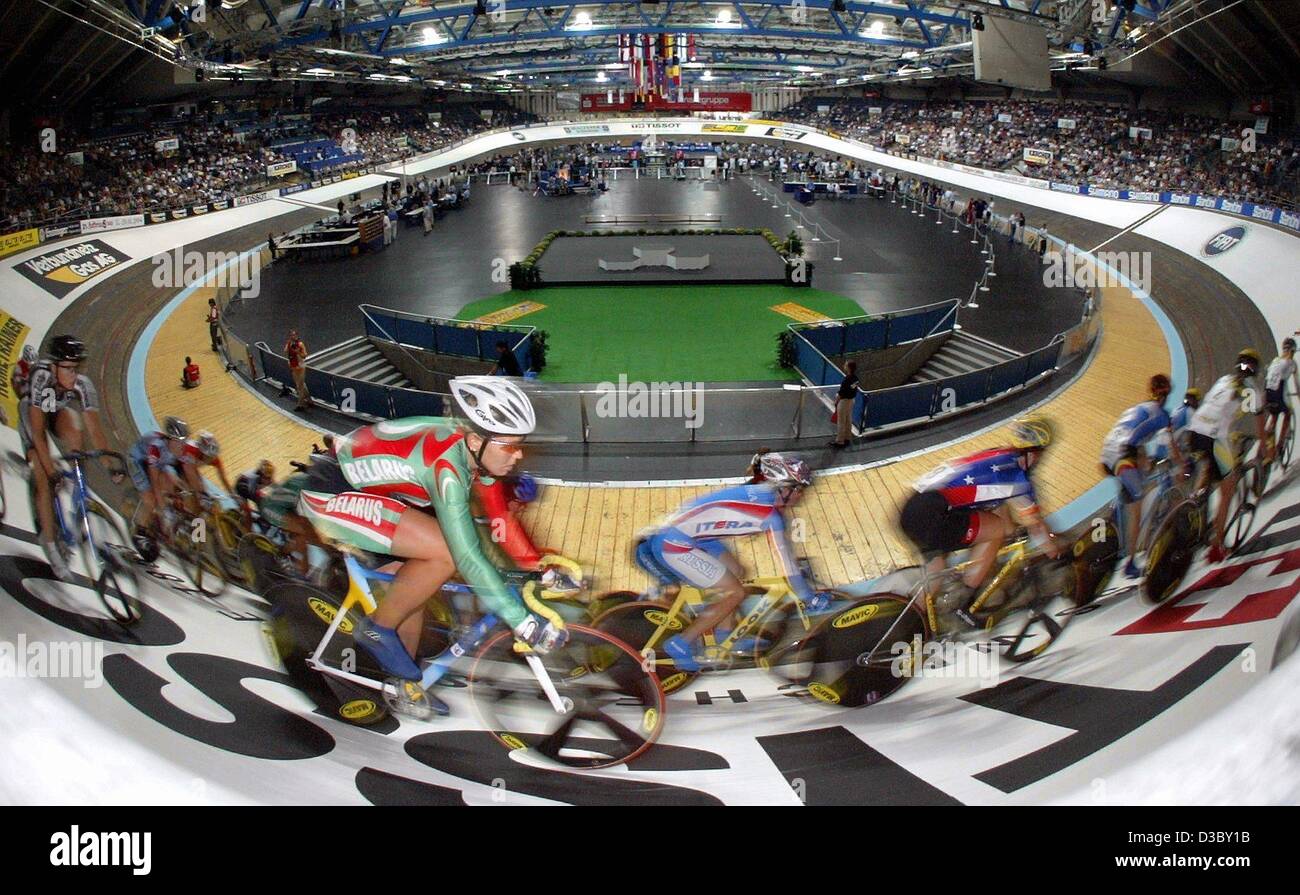 (Dpa) - eine Weitwinkel-Ansicht zeigt die Radfahrer auf der ovalen Rennstrecke während das Rennen der Frauen 10km vorne bei den Track Cycling World Championships in der Schleyer-Halle in Stuttgart, Deutschland, 2. August 2003. Stockfoto