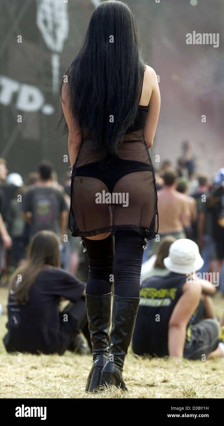 (Dpa) - ein weiblicher Heavy-Metal-Fan trotzt die heißen Temperaturen von Mittsommer durch das Tragen einer dünnen Kleid am 14. Wacken open Air Konzert in Wacken, Deutschland, 1. August 2003. Stockfoto (Dpa) - ein weiblicher Heavy-Metal-Fan trotzt die heißen Temperaturen von Mittsommer durch das Tragen einer dünnen Kleid am 14. Wacken open Air Konzert in Wacken, Deutschland, 1. August 2003. Stockfoto