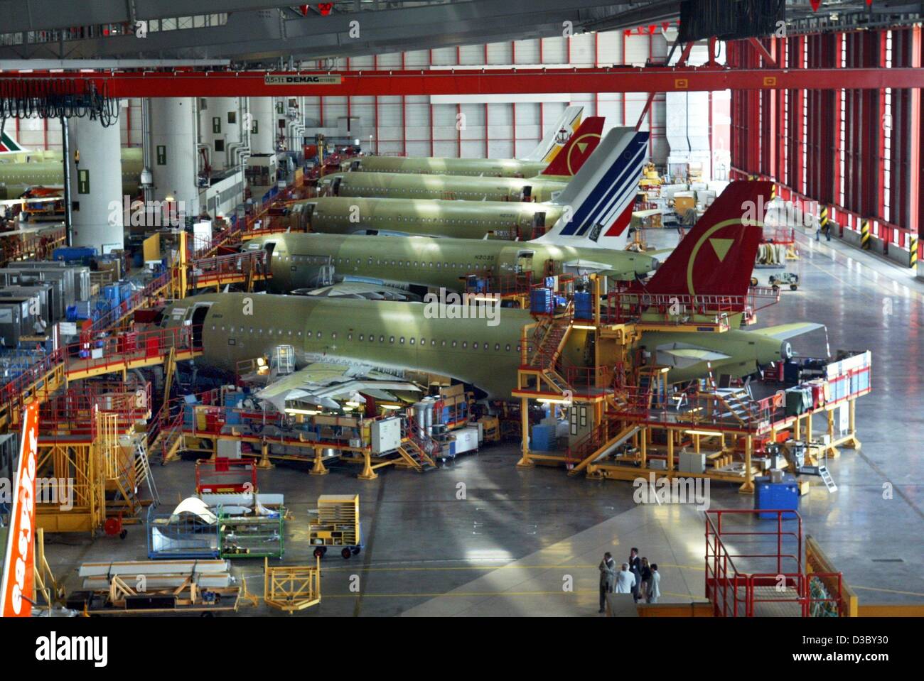 (Dpa) - ein Blick in die Produktionsstätte des EADS Airbus im Stadtteil Finkenwerder in Hamburg, 17. Juli 2003. Stockfoto