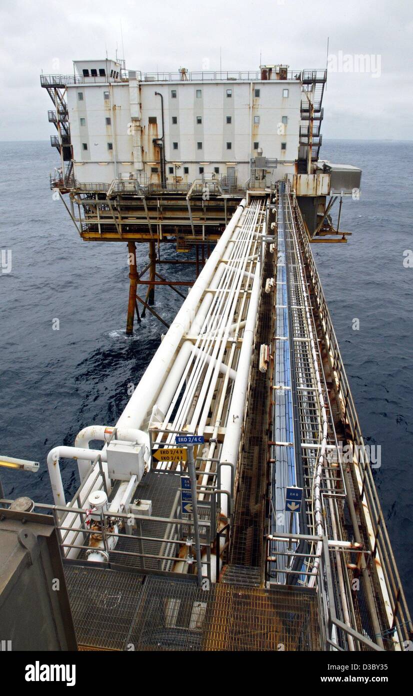(Dpa) - ein Blick auf ein Gas- und Öl-rig in der Nordsee, etwa 250 km vor der Küste von Stavanger, Norwegen, 5. Juli 2003. Die Plattform gehört das Ekofisk-Feld Komplex, umfasst der Öl- und Gasindustrie Rigs Ekofisk, Eldfisk, Embla und Tor. Die Arbeiter bleiben zwei Wochen auf der Bohrinsel arbeiten 12 Stunden Schichten und th Stockfoto