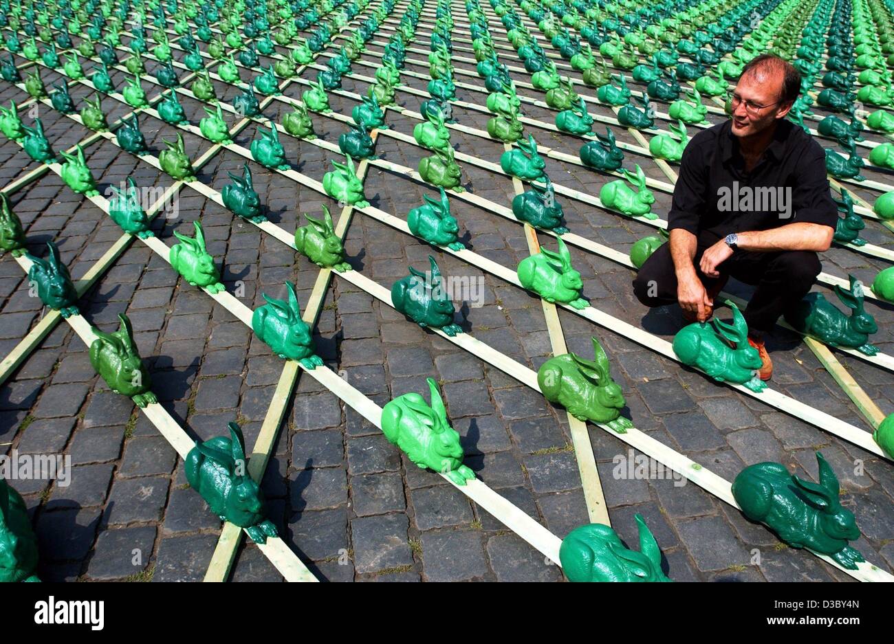 Dpa) - Künstler und Professor Ottmar Hoerl sitzt unter seiner 7.000 grüne  Kaninchen, die aufgereiht sind, für die Kunst-Projekt 'Das Grosse  Hasenstueck' (das große Kaninchen Stück) auf dem Marktplatz in Nürnberg, 1.