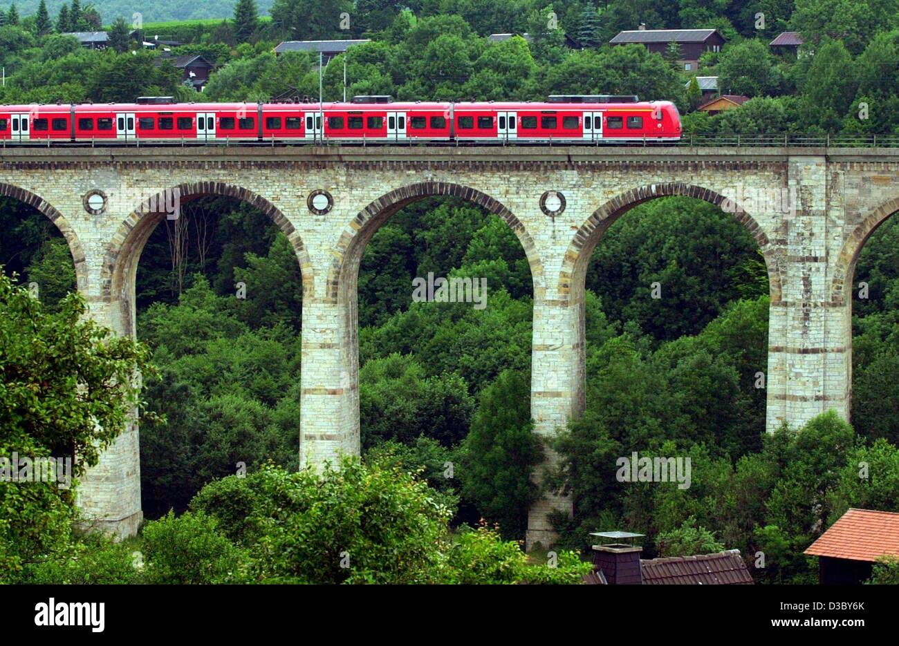 (Dpa) - ein Zug führt einen Viadukt in Altenbeken, Deutschland, 21. Juni 2003. Viadukt erstreckt sich über eine Länge von einem halben Kilometer und wurde vor 150 Jahren für den Verkehr geöffnet. Stockfoto